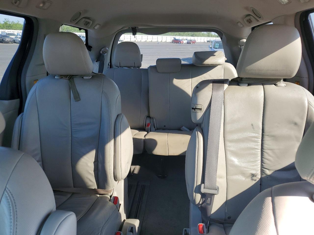 2011 Toyota Sienna Xle 8-passenger Gray vin: 5TDYK3DC8BS059011
