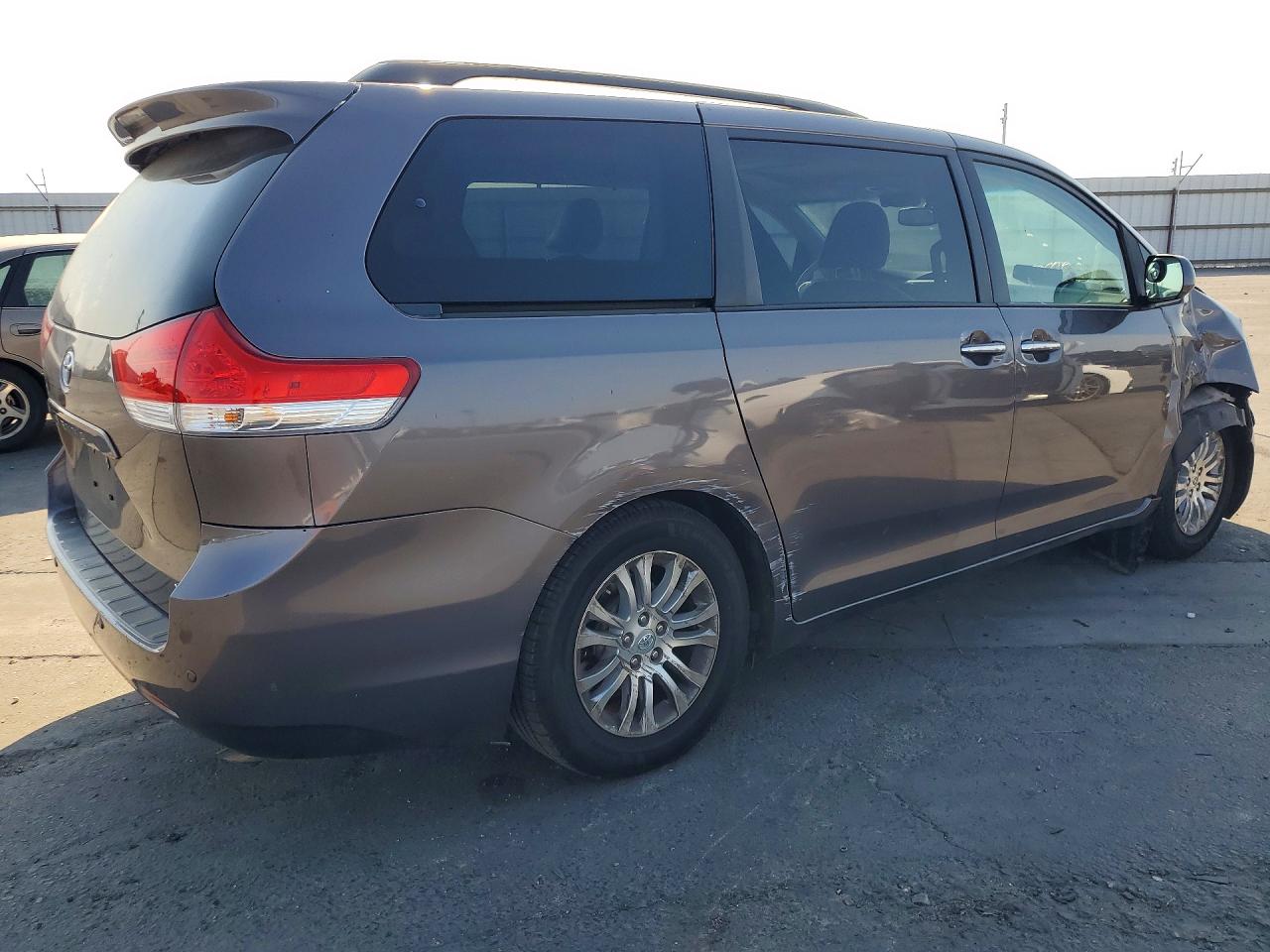 2011 Toyota Sienna Xle 8-passenger Gray vin: 5TDYK3DC8BS059011