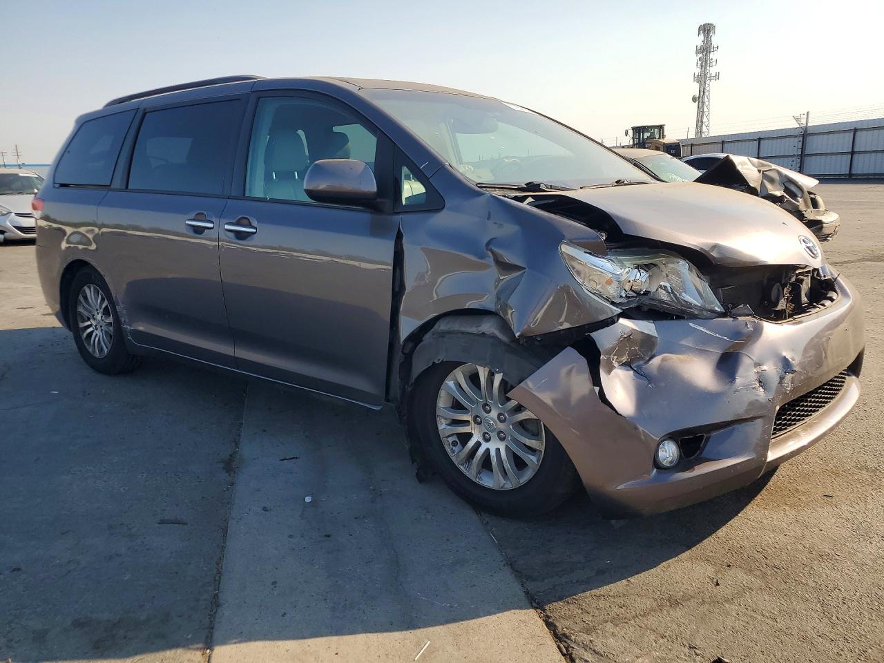2011 Toyota Sienna Xle 8-passenger Gray vin: 5TDYK3DC8BS059011