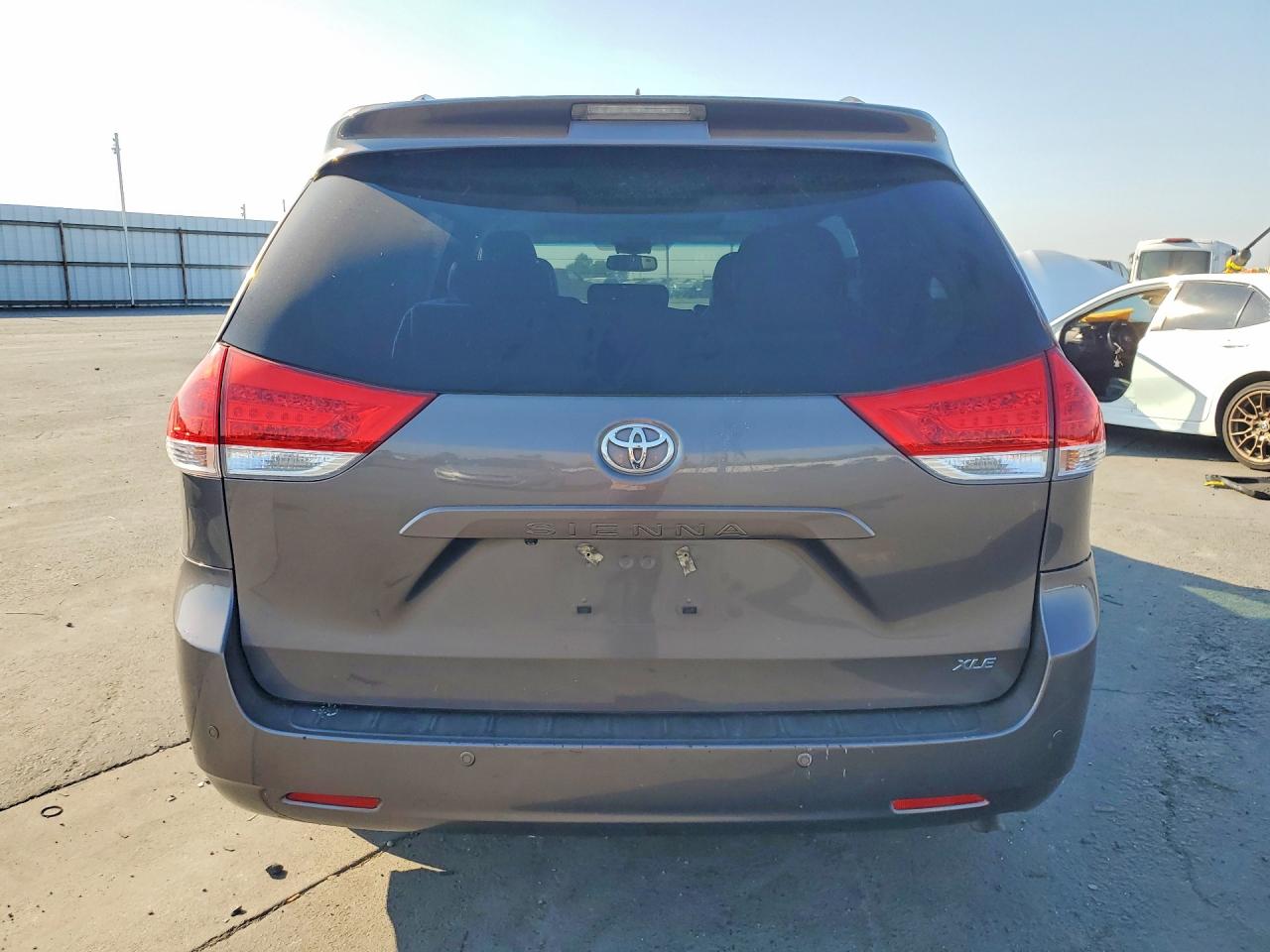 2011 Toyota Sienna Xle 8-passenger Gray vin: 5TDYK3DC8BS059011