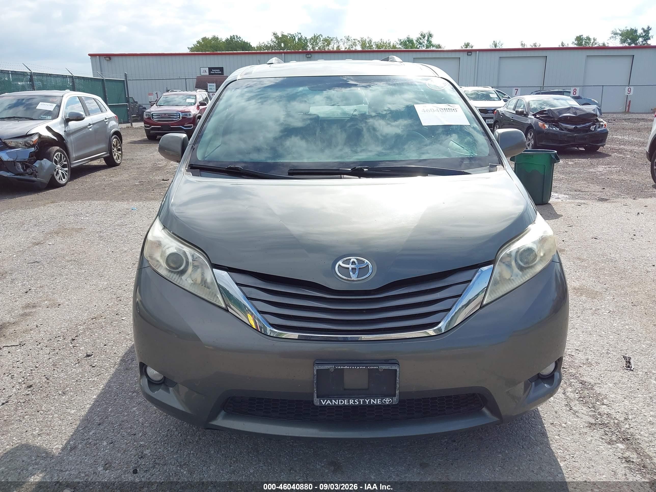 2011 Toyota Sienna Xle V6 Green vin: 5TDYK3DC8BS064452