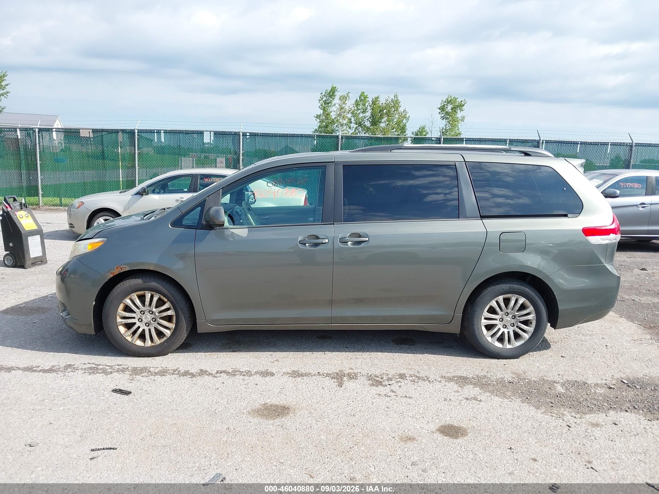 2011 Toyota Sienna Xle V6 Green vin: 5TDYK3DC8BS064452