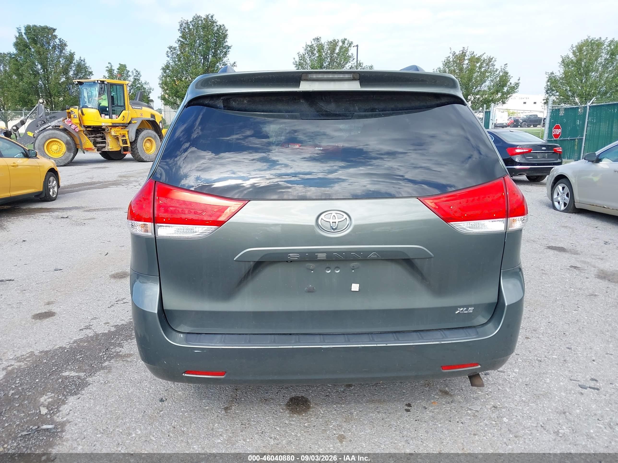 2011 Toyota Sienna Xle V6 Green vin: 5TDYK3DC8BS064452