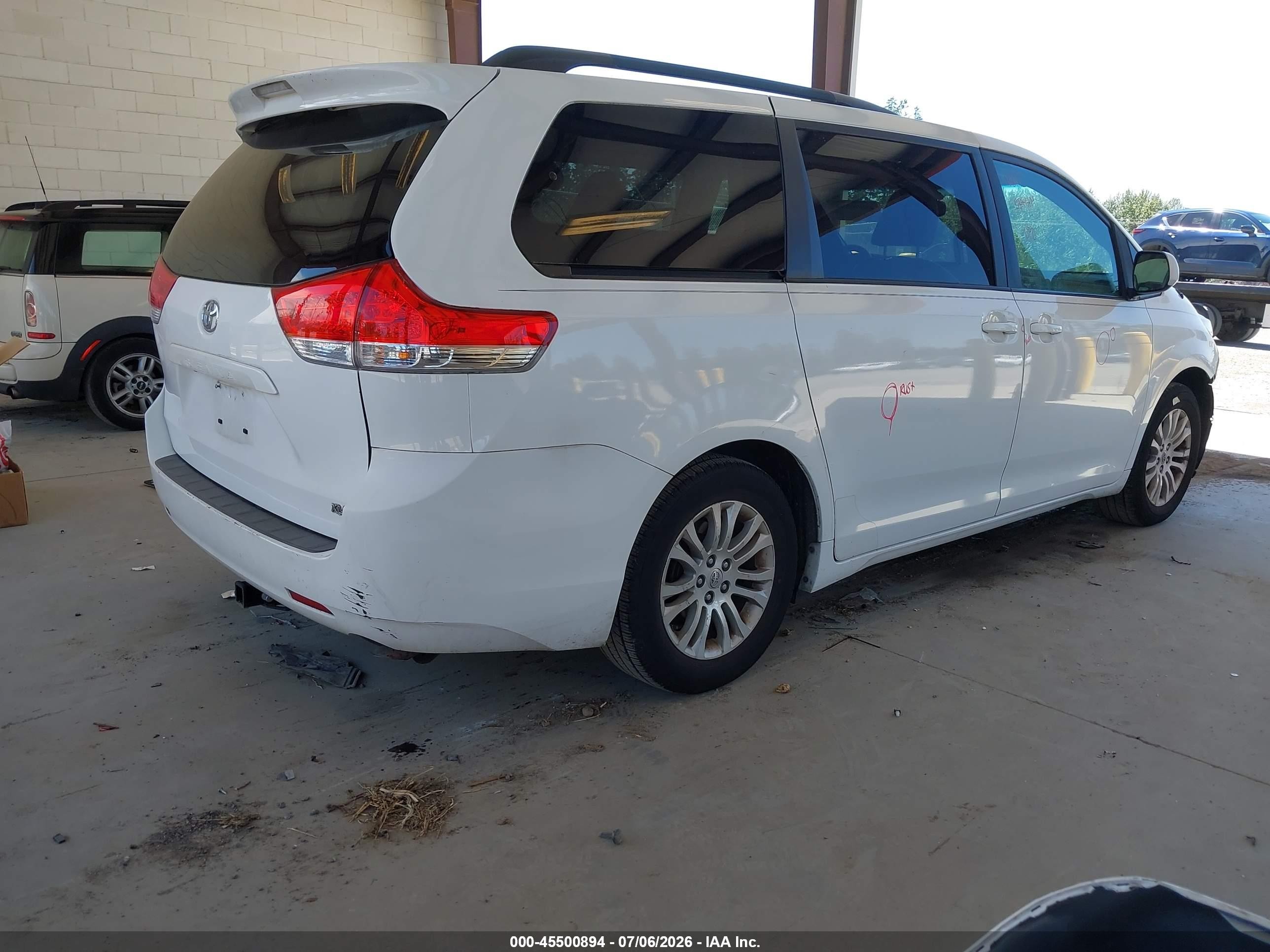 2011 Toyota Sienna Xle V6 White vin: 5TDYK3DC8BS082983
