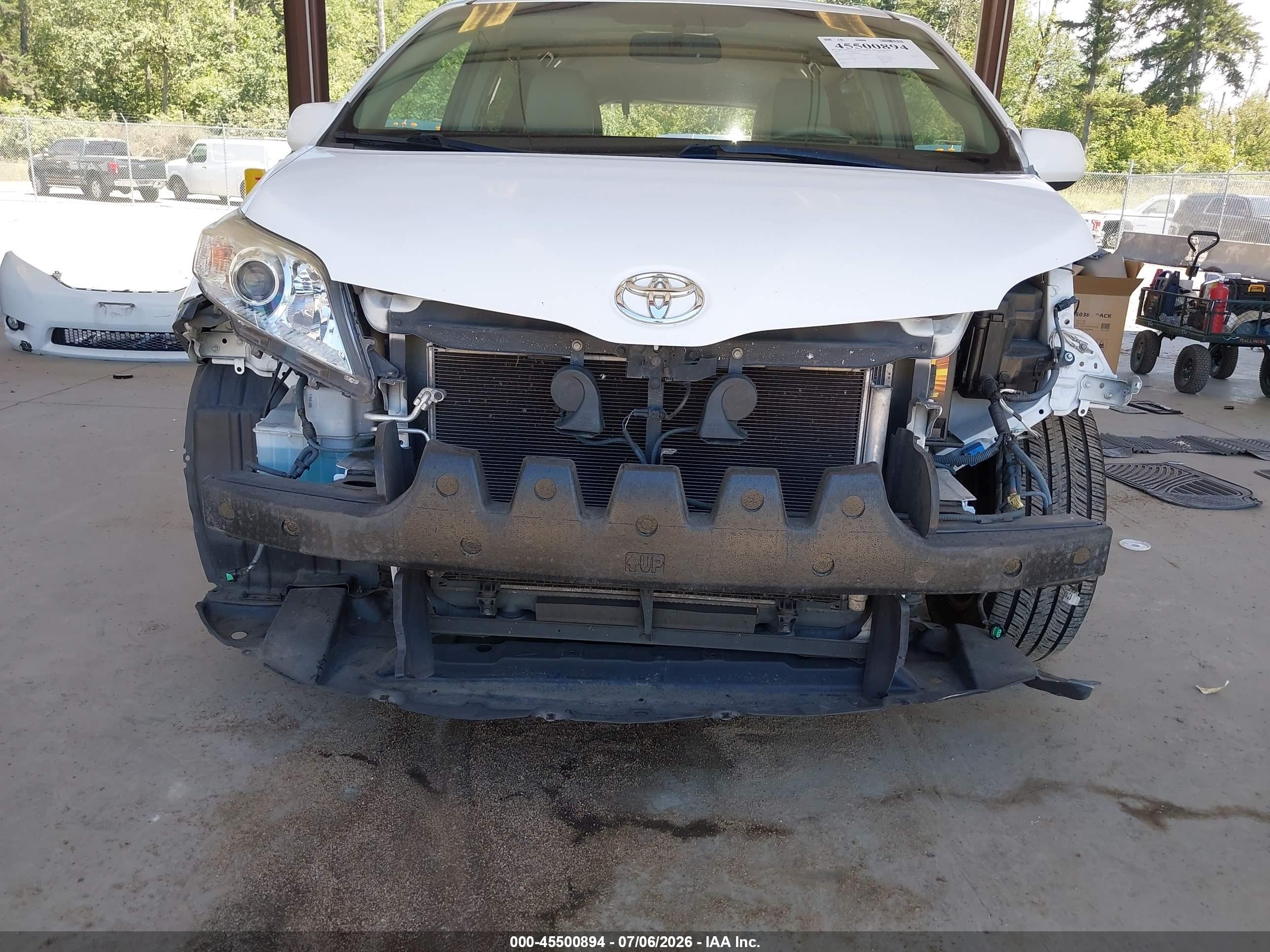 2011 Toyota Sienna Xle V6 White vin: 5TDYK3DC8BS082983