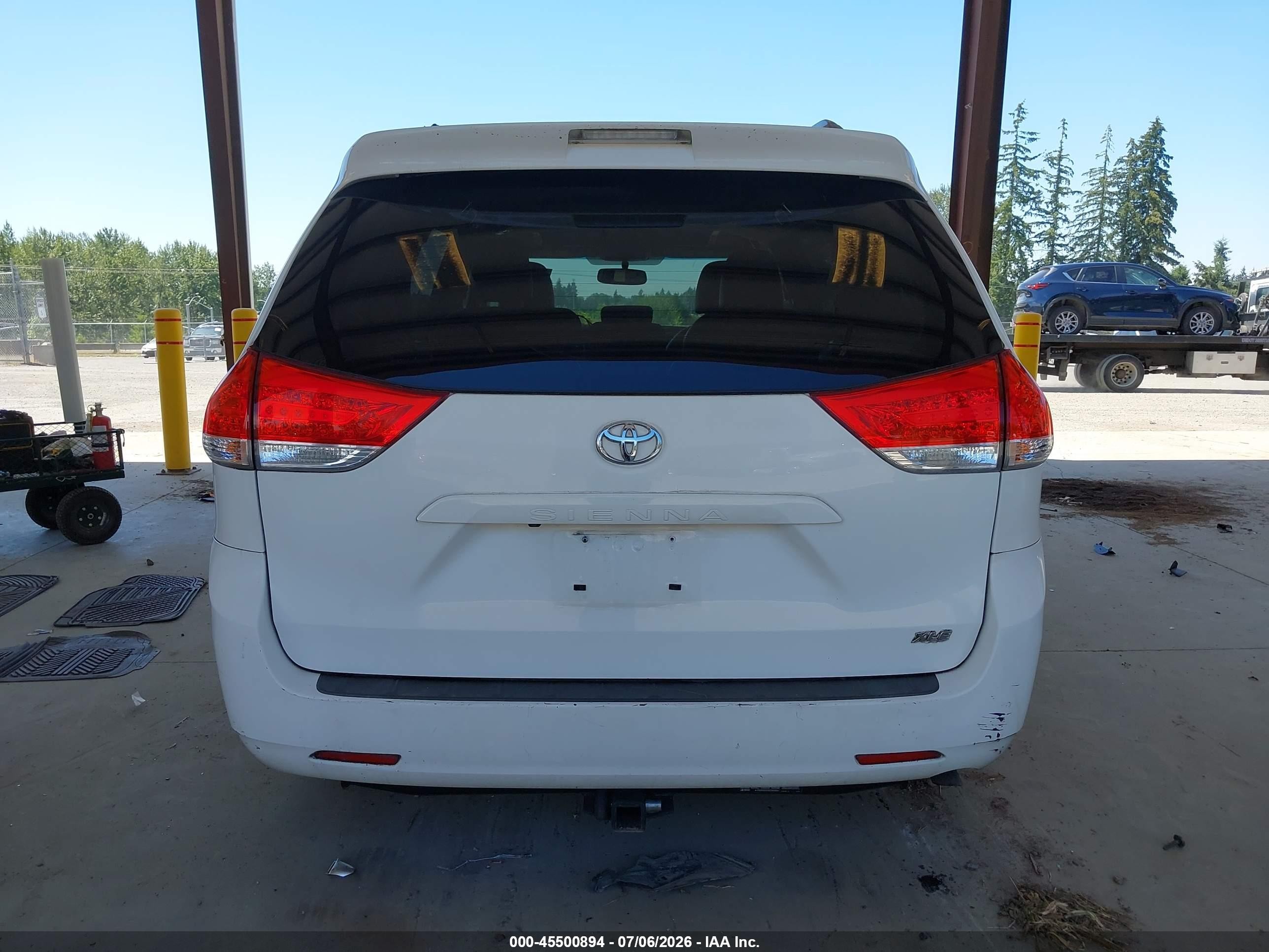 2011 Toyota Sienna Xle V6 White vin: 5TDYK3DC8BS082983