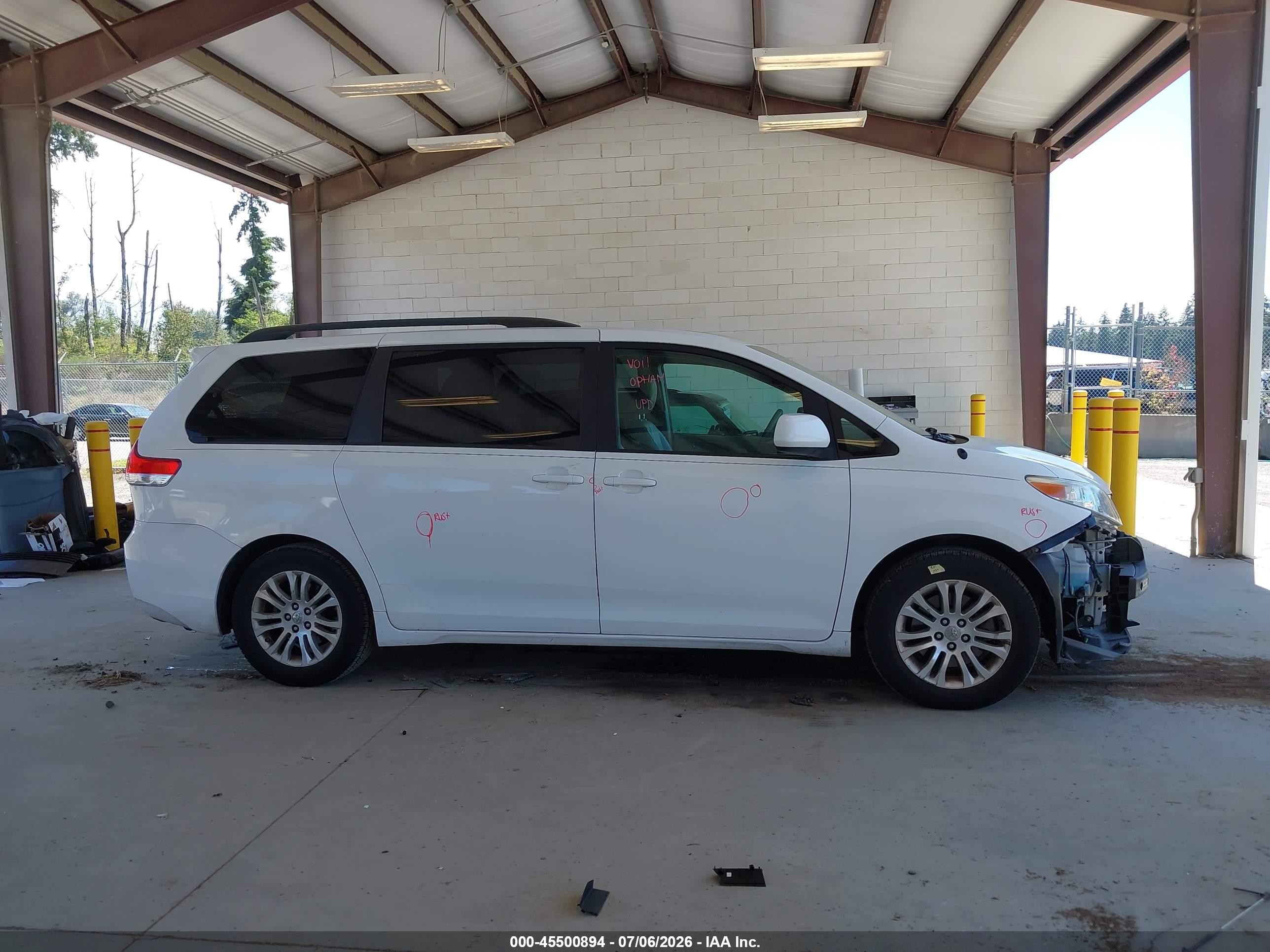 2011 Toyota Sienna Xle V6 White vin: 5TDYK3DC8BS082983