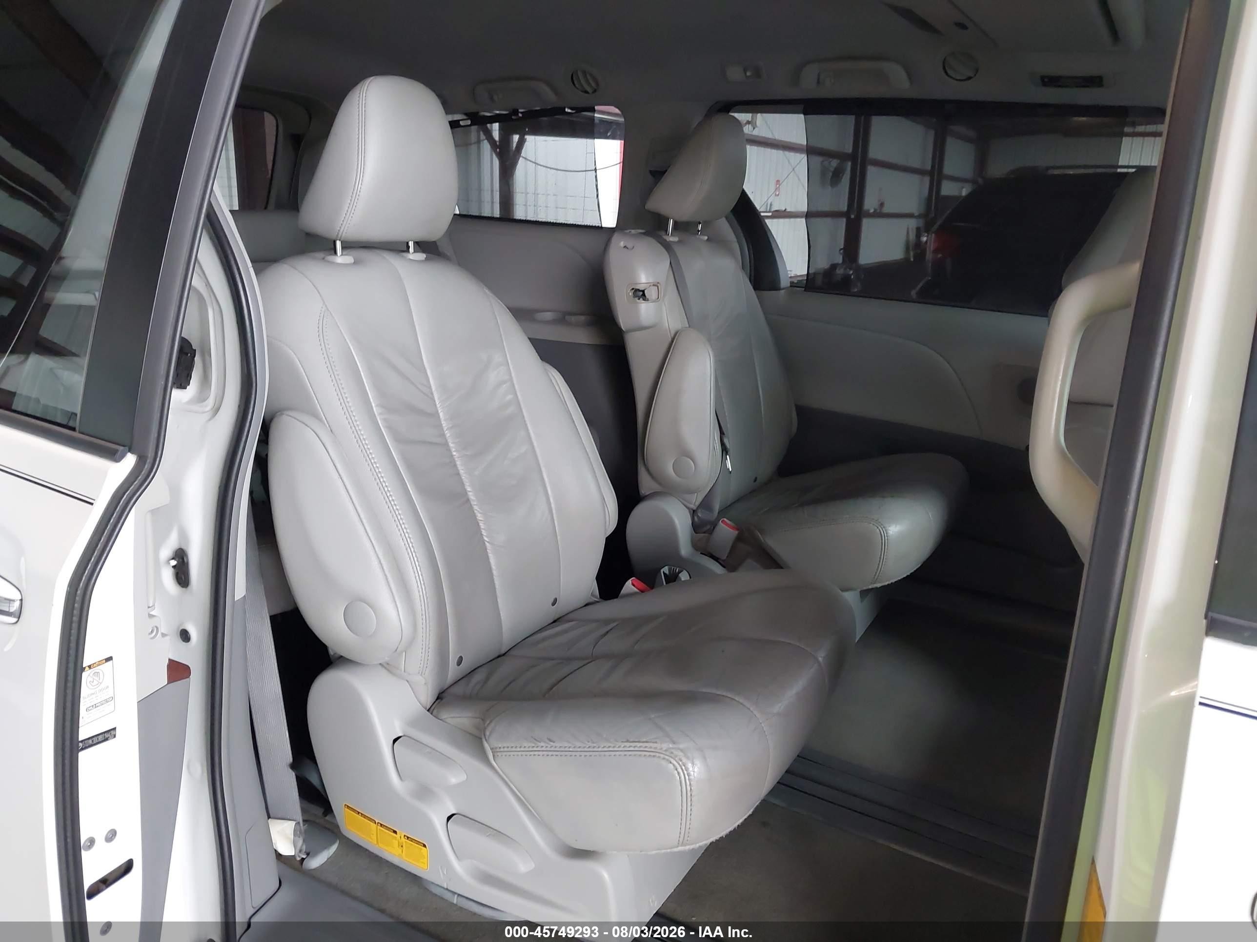 2011 Toyota Sienna Xle V6 White vin: 5TDYK3DC8BS144284