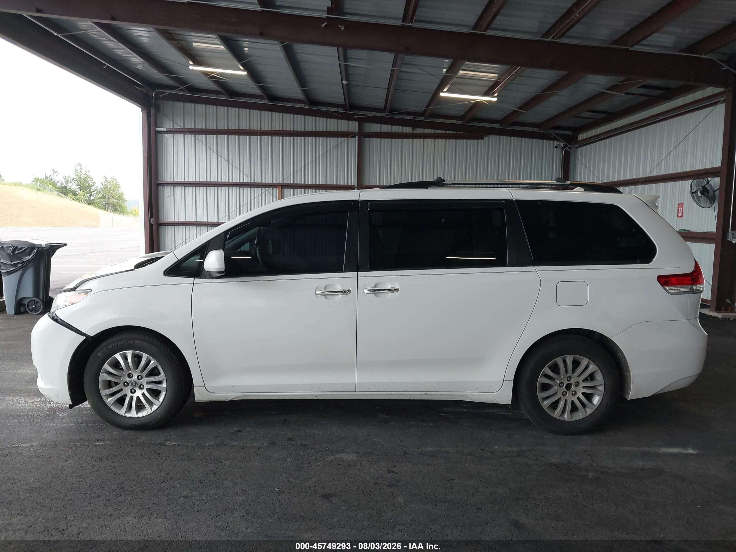 2011 Toyota Sienna Xle V6 White vin: 5TDYK3DC8BS144284