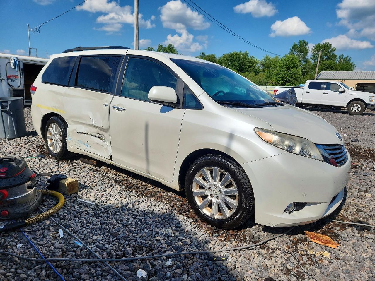 2011 Toyota Sienna Limited 7-passenger White vin: 5TDYK3DC8BS151932