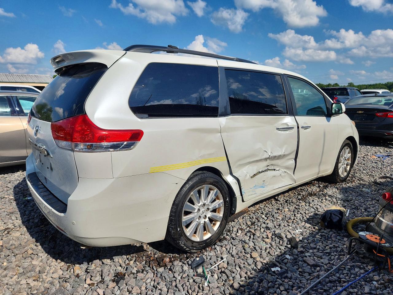 2011 Toyota Sienna Limited 7-passenger White vin: 5TDYK3DC8BS151932