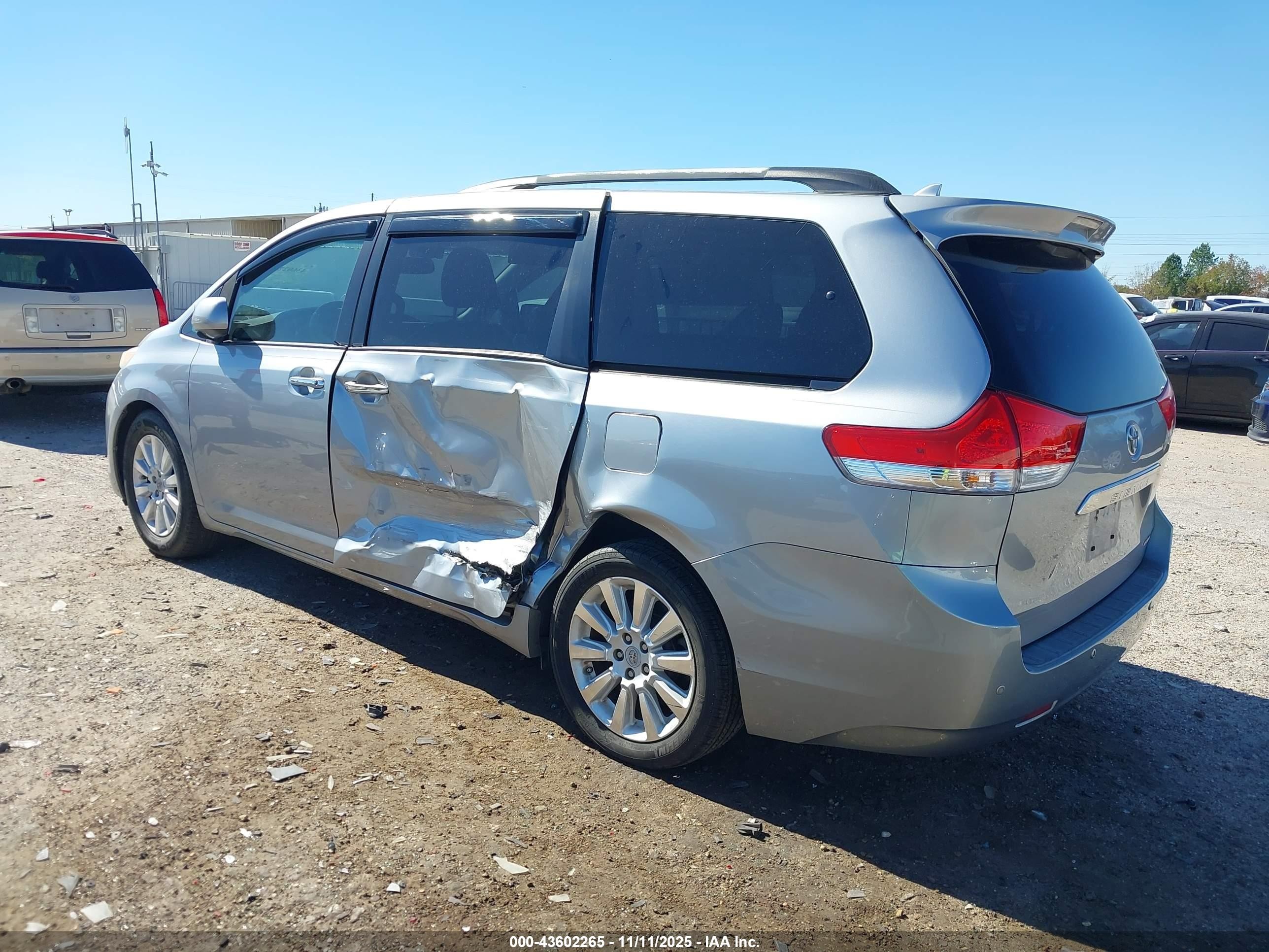 2011 Toyota Sienna Limited V6 Silver vin: 5TDYK3DC8BS160713