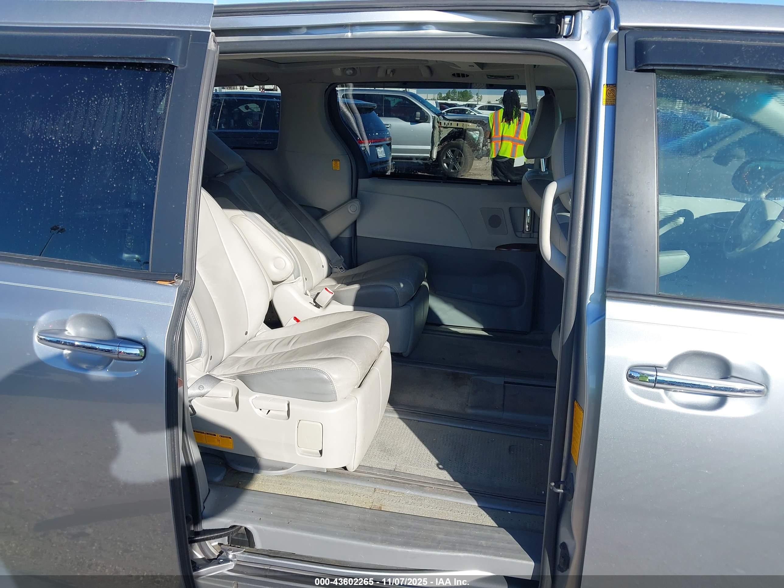 2011 Toyota Sienna Limited V6 Silver vin: 5TDYK3DC8BS160713