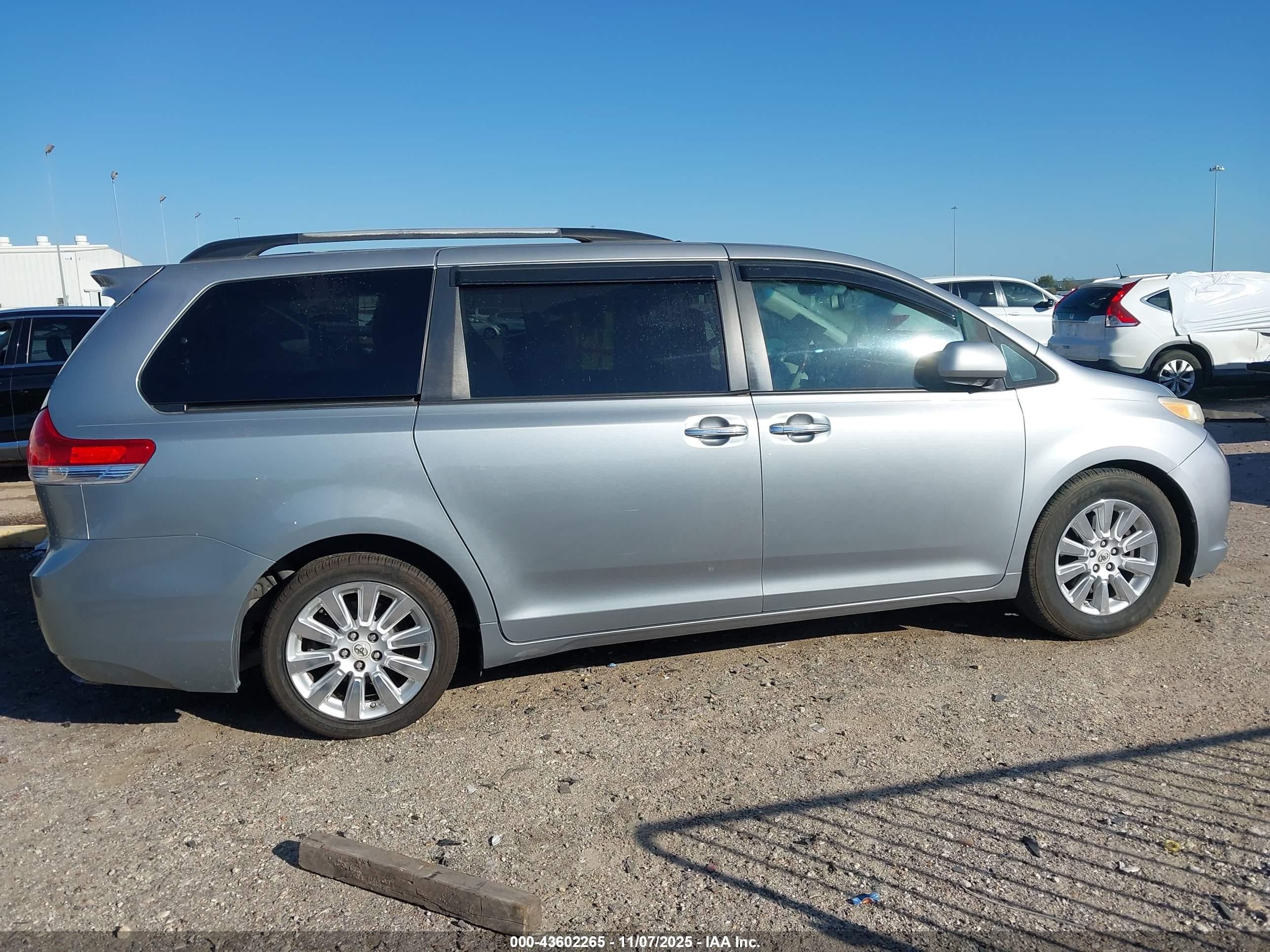 2011 Toyota Sienna Limited V6 Silver vin: 5TDYK3DC8BS160713