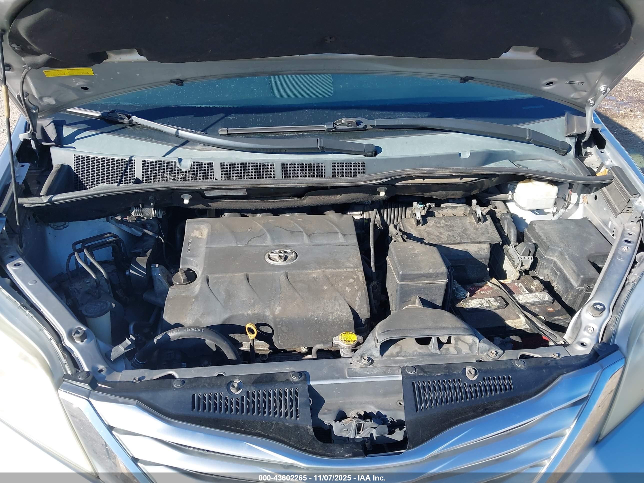 2011 Toyota Sienna Limited V6 Silver vin: 5TDYK3DC8BS160713