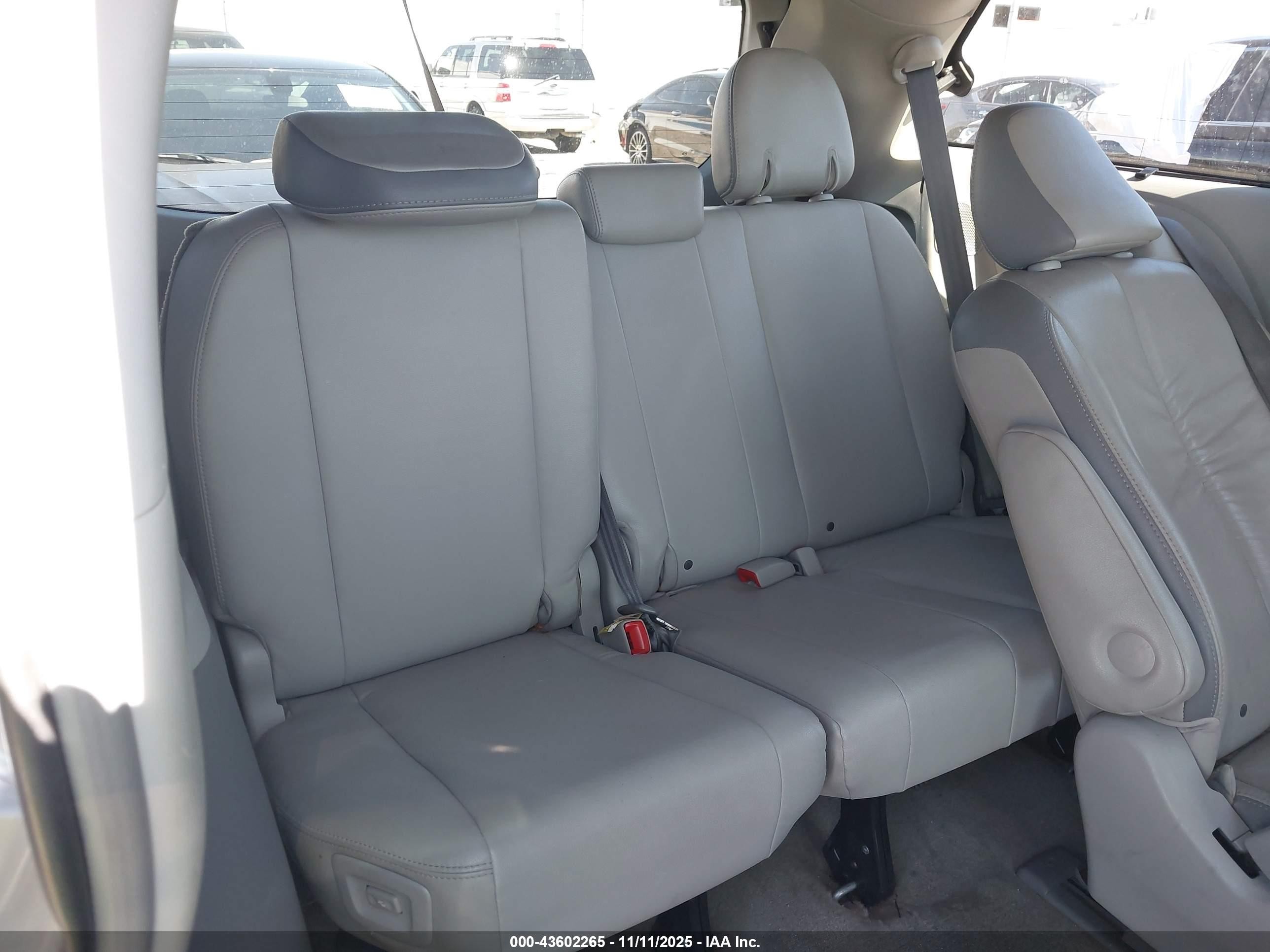 2011 Toyota Sienna Limited V6 Silver vin: 5TDYK3DC8BS160713