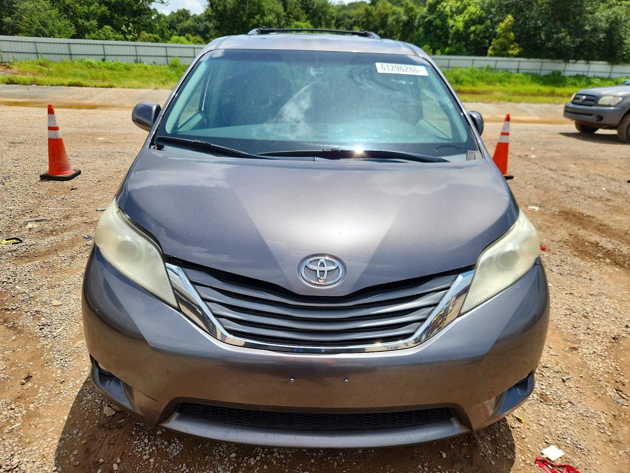 2011 Toyota Sienna Xle 8-passenger Gray vin: 5TDYK3DC8BS162011