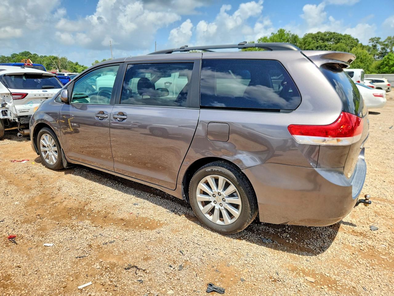 2011 Toyota Sienna Xle 8-passenger Gray vin: 5TDYK3DC8BS162011