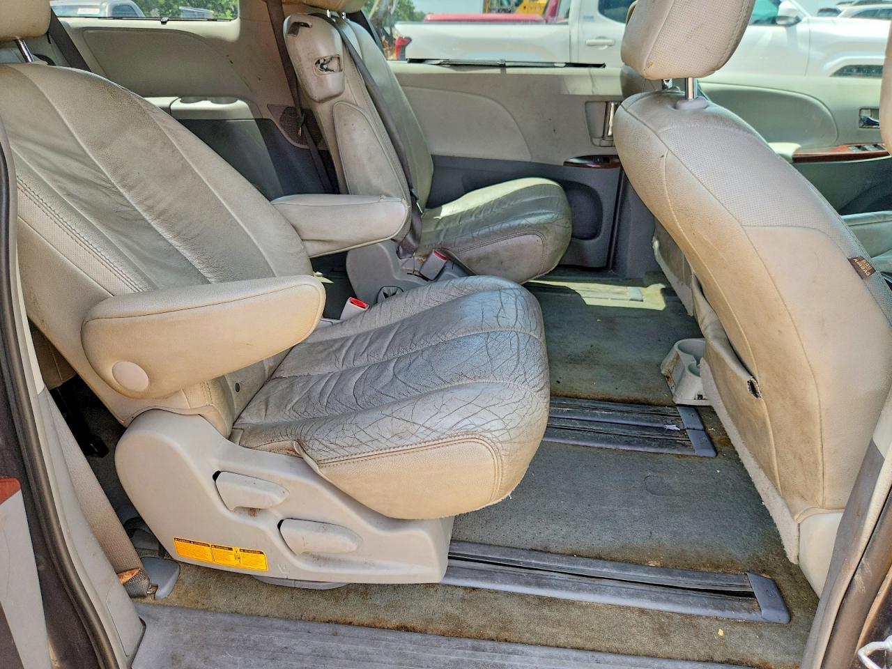 2011 Toyota Sienna Xle 8-passenger Gray vin: 5TDYK3DC8BS162011