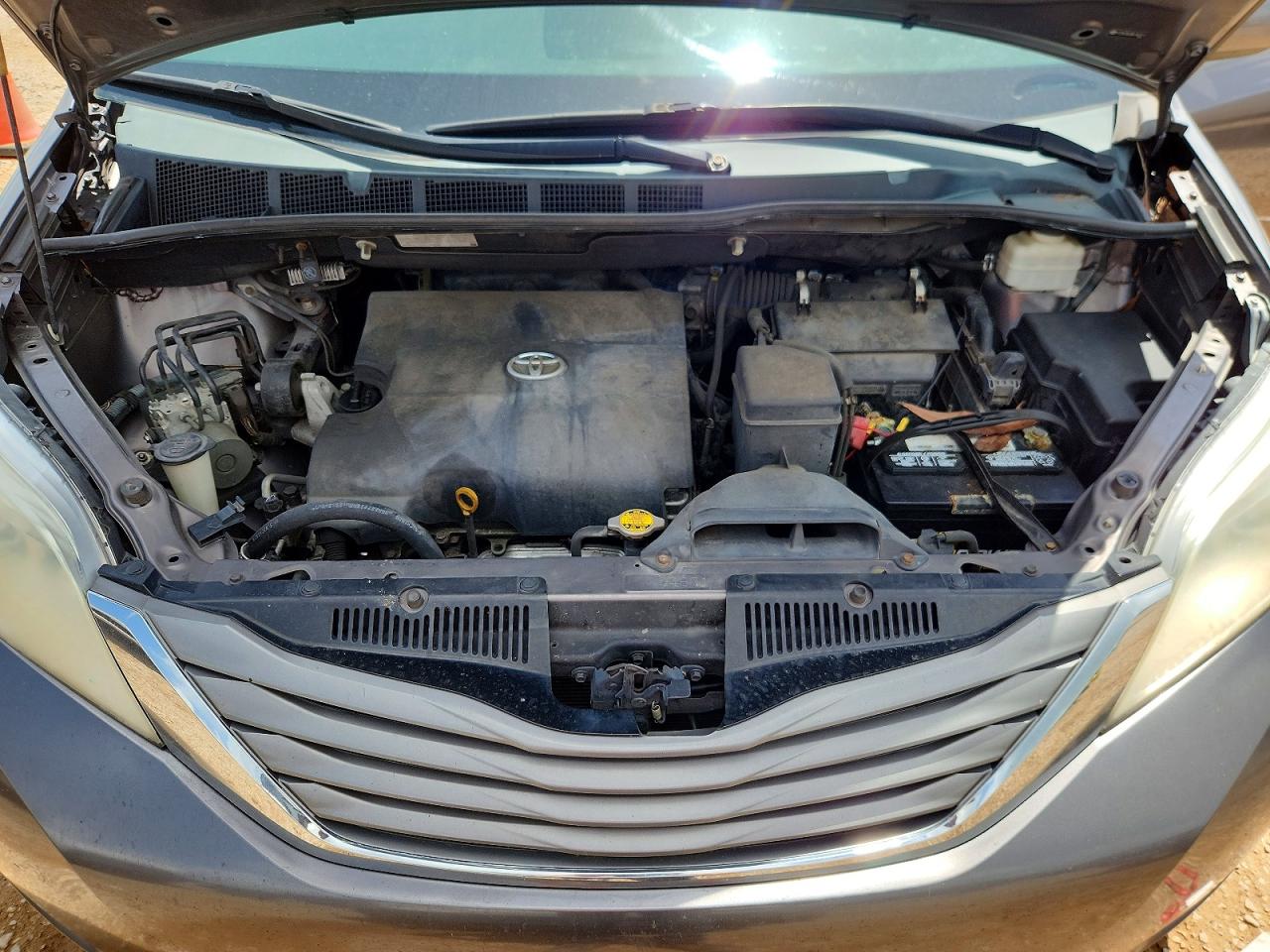 2011 Toyota Sienna Xle 8-passenger Gray vin: 5TDYK3DC8BS162011