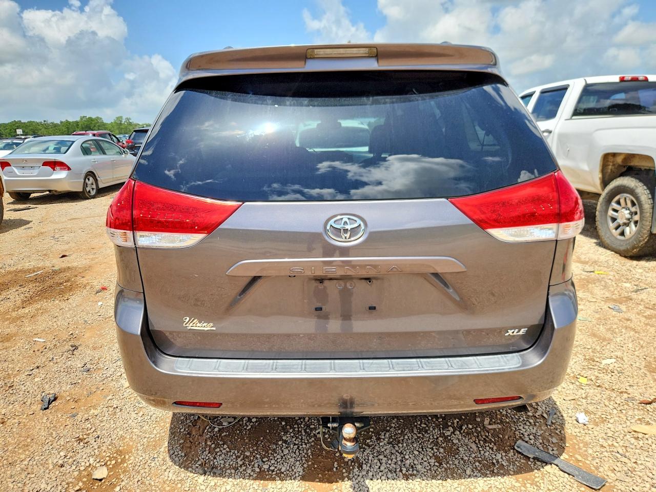 2011 Toyota Sienna Xle 8-passenger Gray vin: 5TDYK3DC8BS162011