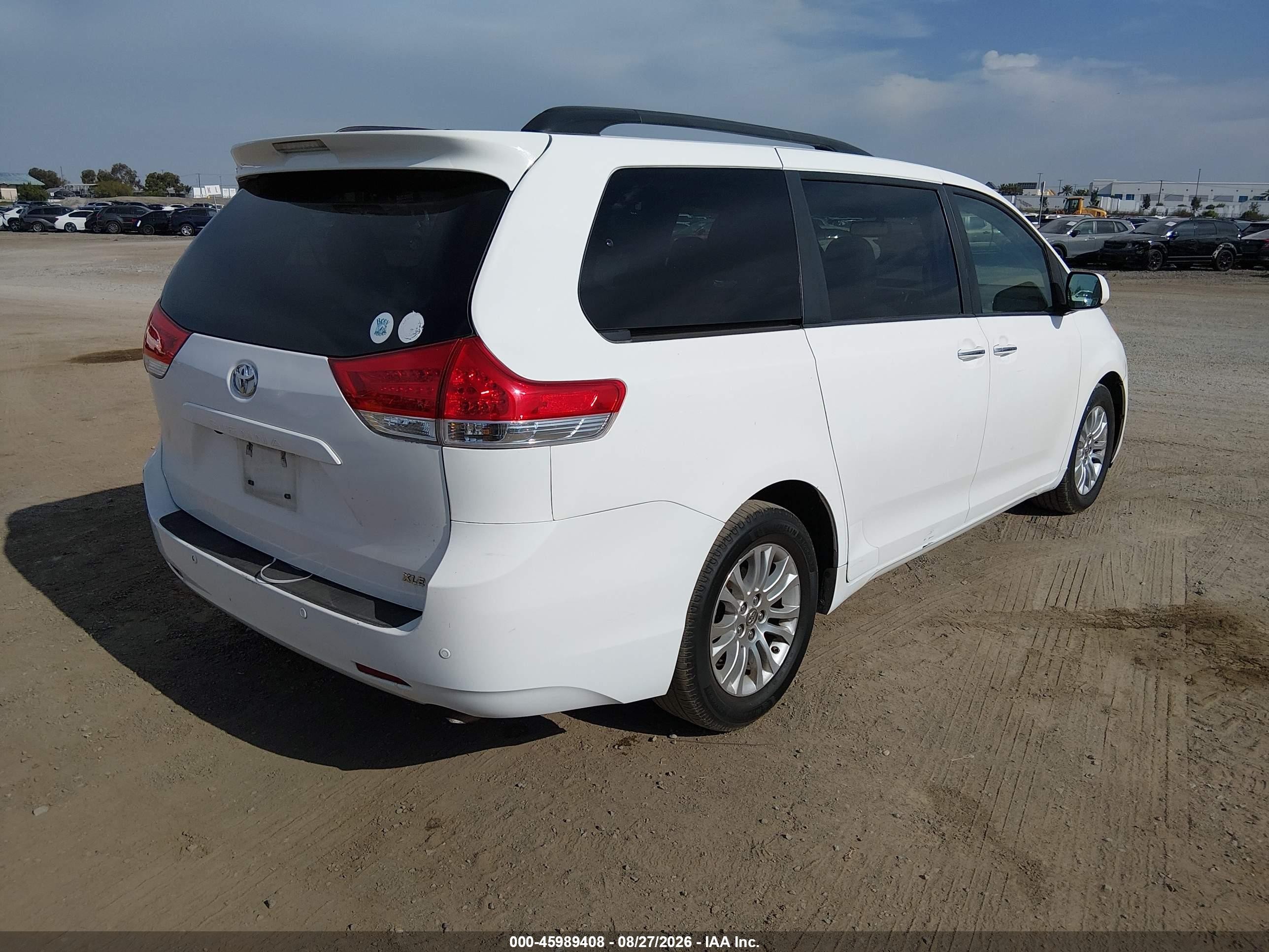 2011 Toyota Sienna Xle V6 Белый vin: 5TDYK3DC8BS171792