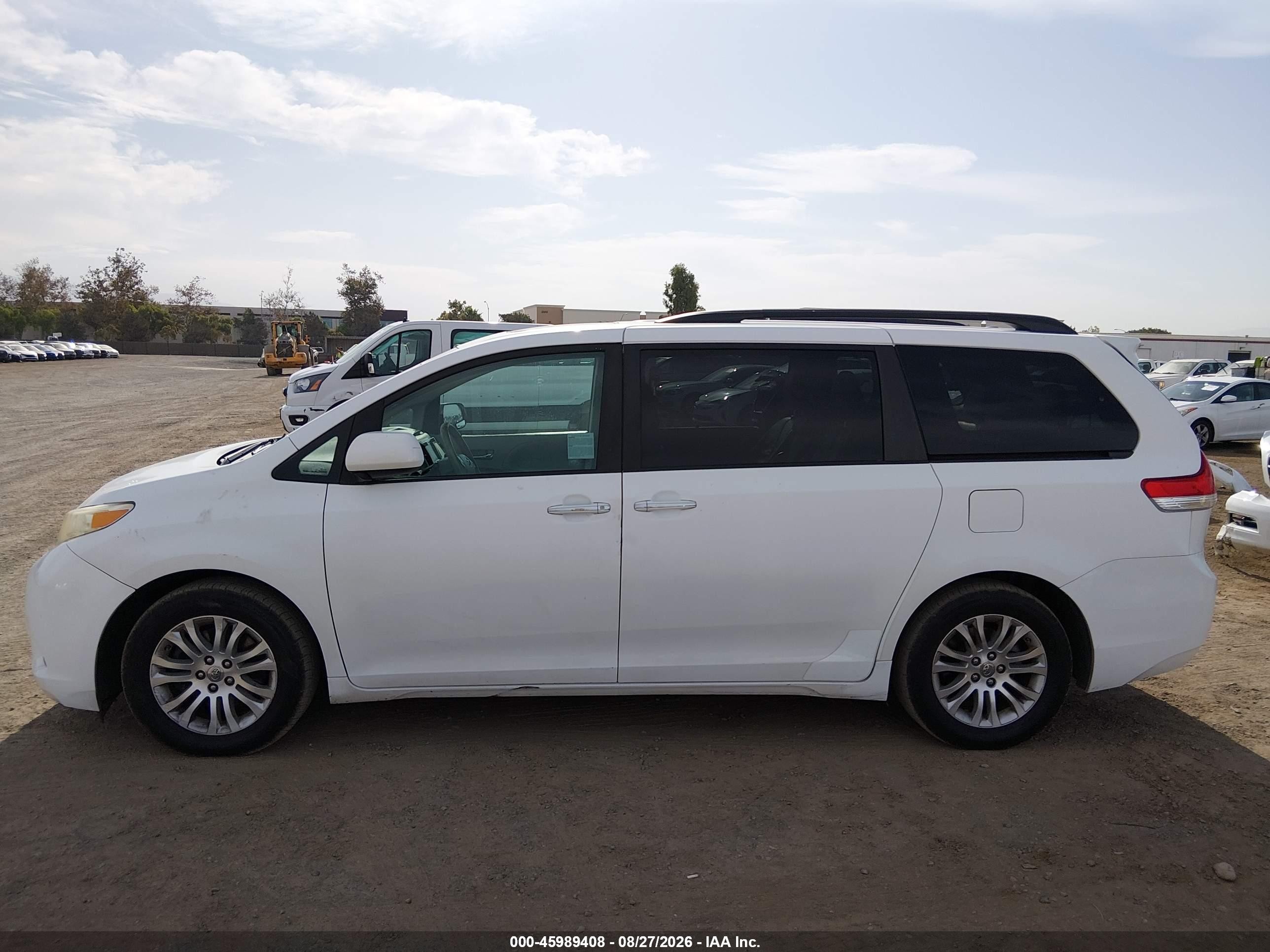 2011 Toyota Sienna Xle V6 Белый vin: 5TDYK3DC8BS171792