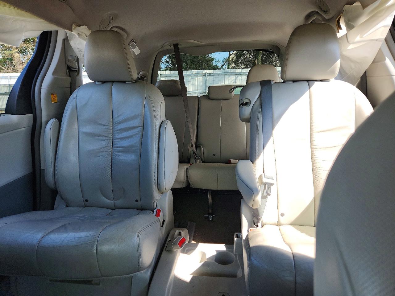 2012 Toyota Sienna Xle 8-passenger Silver vin: 5TDYK3DC8CS190862