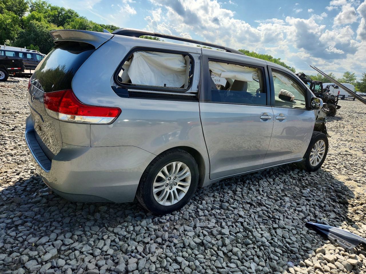 2012 Toyota Sienna Xle 8-passenger Silver vin: 5TDYK3DC8CS190862