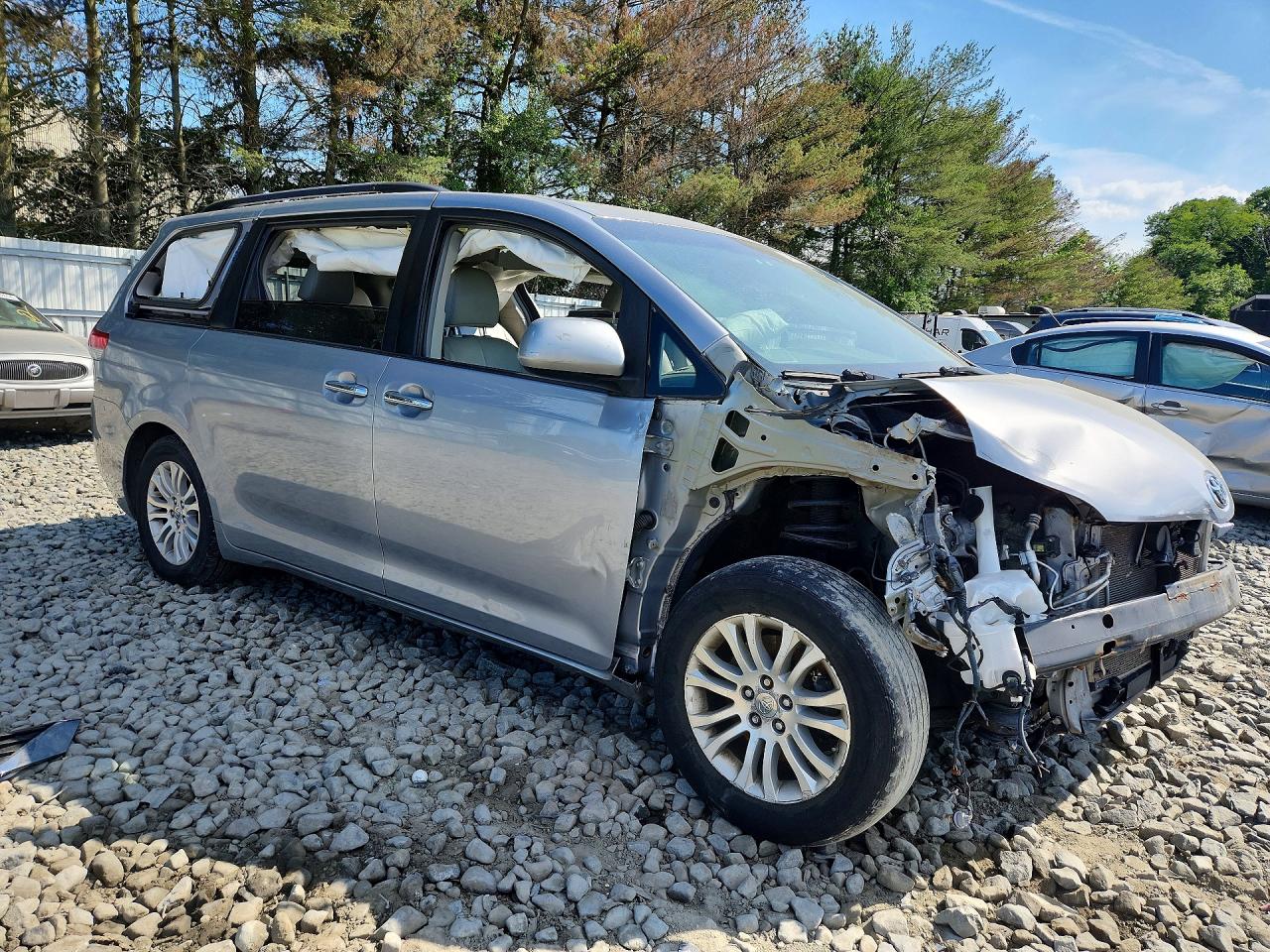 2012 Toyota Sienna Xle 8-passenger Silver vin: 5TDYK3DC8CS190862