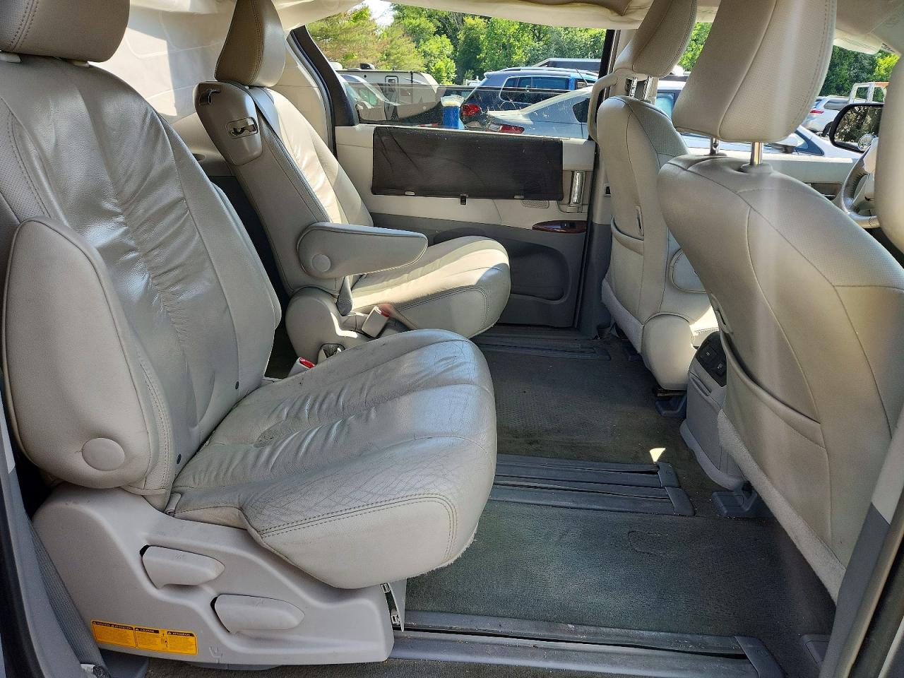 2012 Toyota Sienna Xle 8-passenger Silver vin: 5TDYK3DC8CS190862