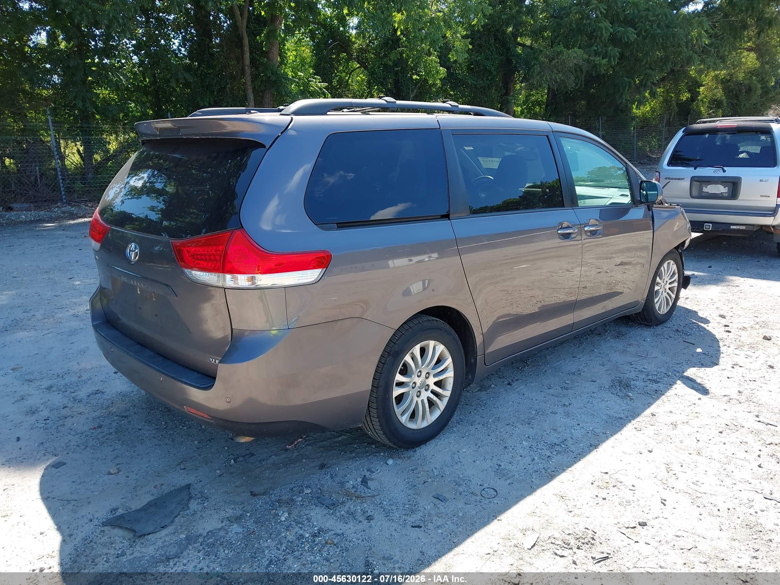 2012 Toyota Sienna Xle V6 8 Passenger Gray vin: 5TDYK3DC8CS201634