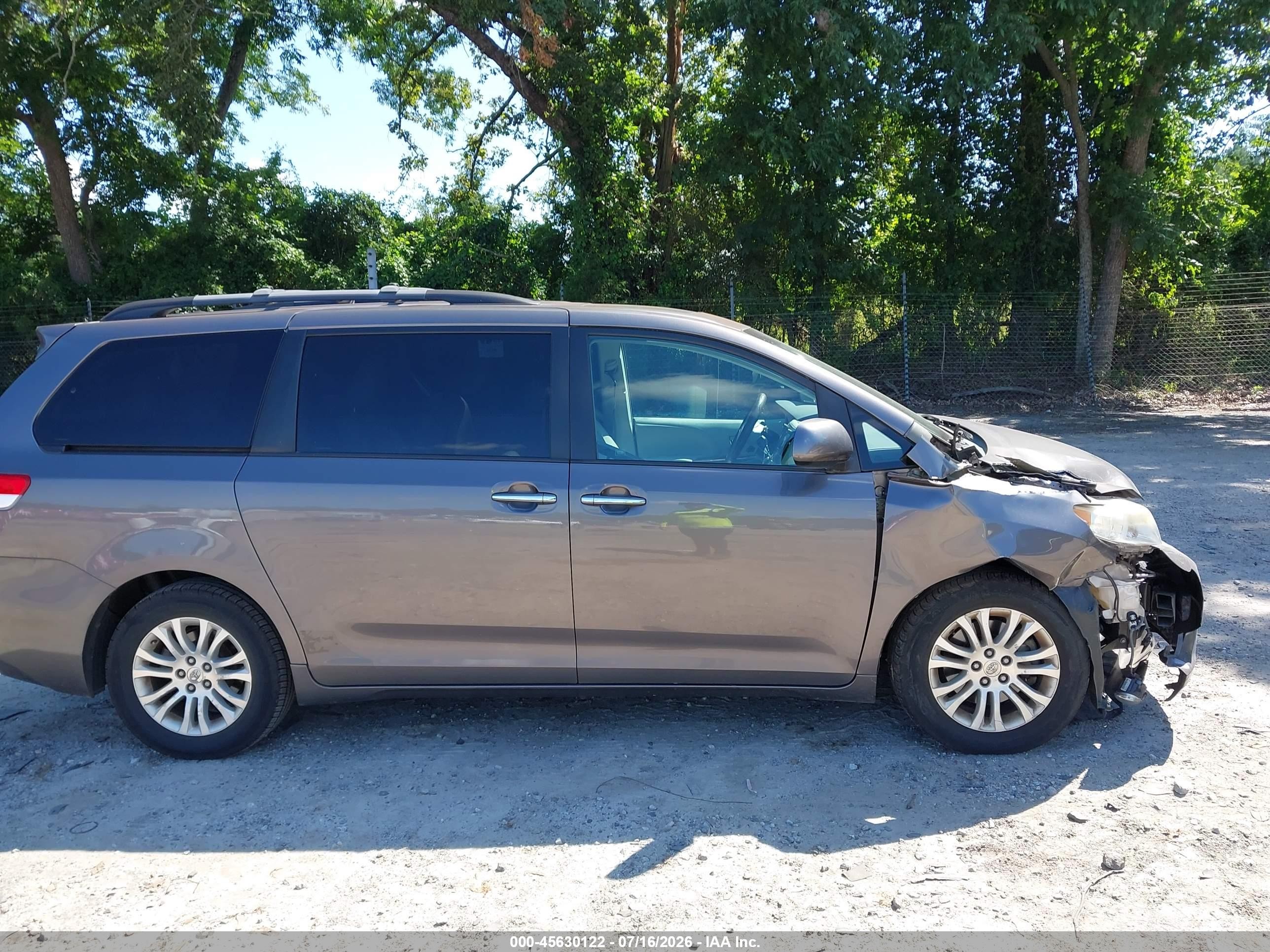 2012 Toyota Sienna Xle V6 8 Passenger Gray vin: 5TDYK3DC8CS201634