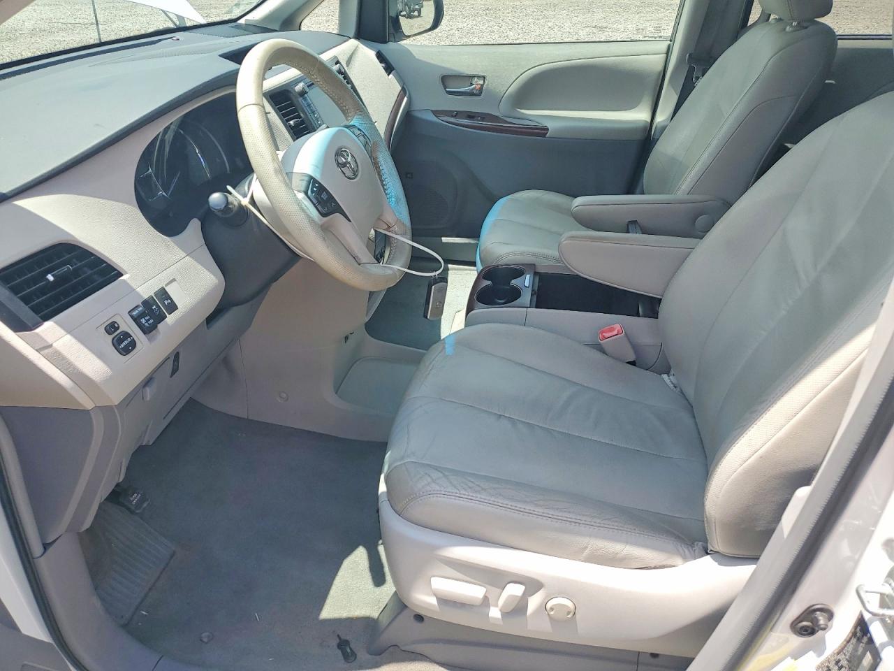 2012 Toyota Sienna Xle 8-passenger Белый vin: 5TDYK3DC8CS211970