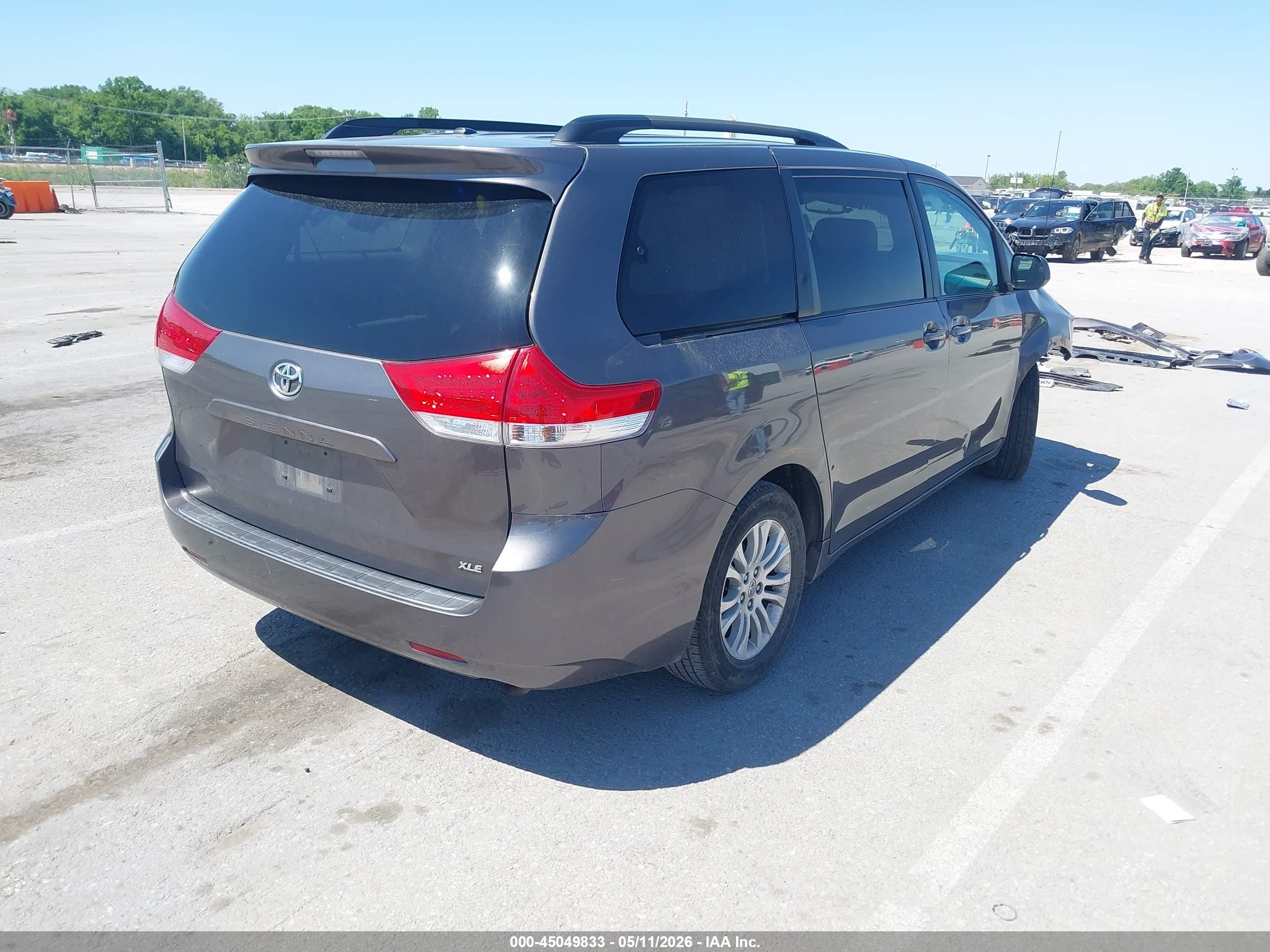 2012 Toyota Sienna Xle V6 8 Passenger Beige vin: 5TDYK3DC8CS218529