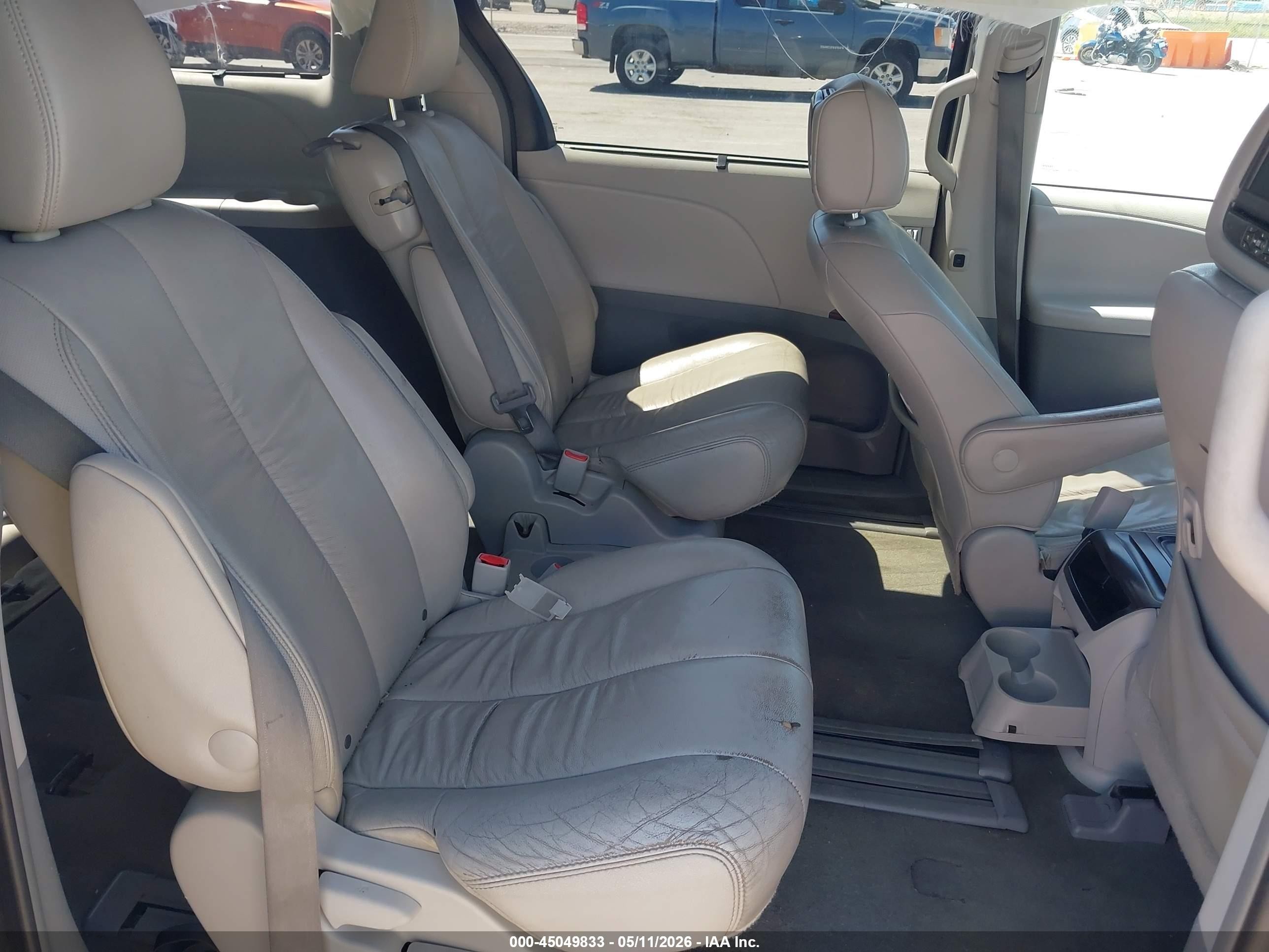 2012 Toyota Sienna Xle V6 8 Passenger Beige vin: 5TDYK3DC8CS218529