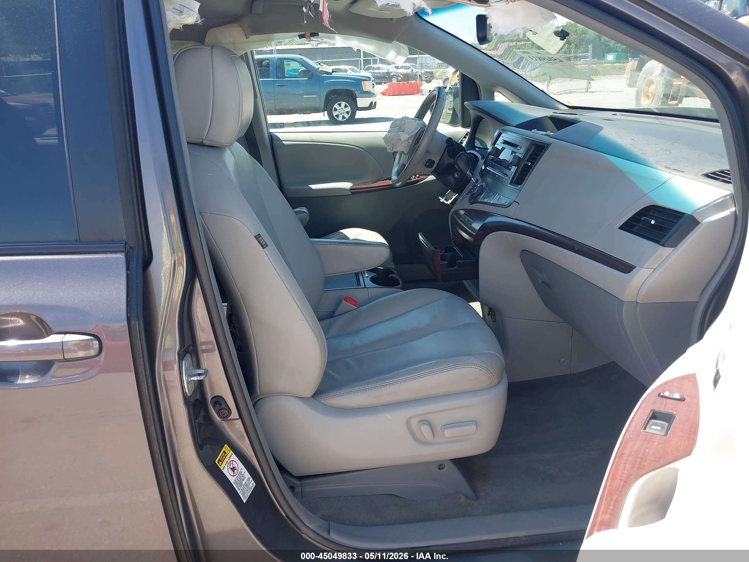 2012 Toyota Sienna Xle V6 8 Passenger Beige vin: 5TDYK3DC8CS218529