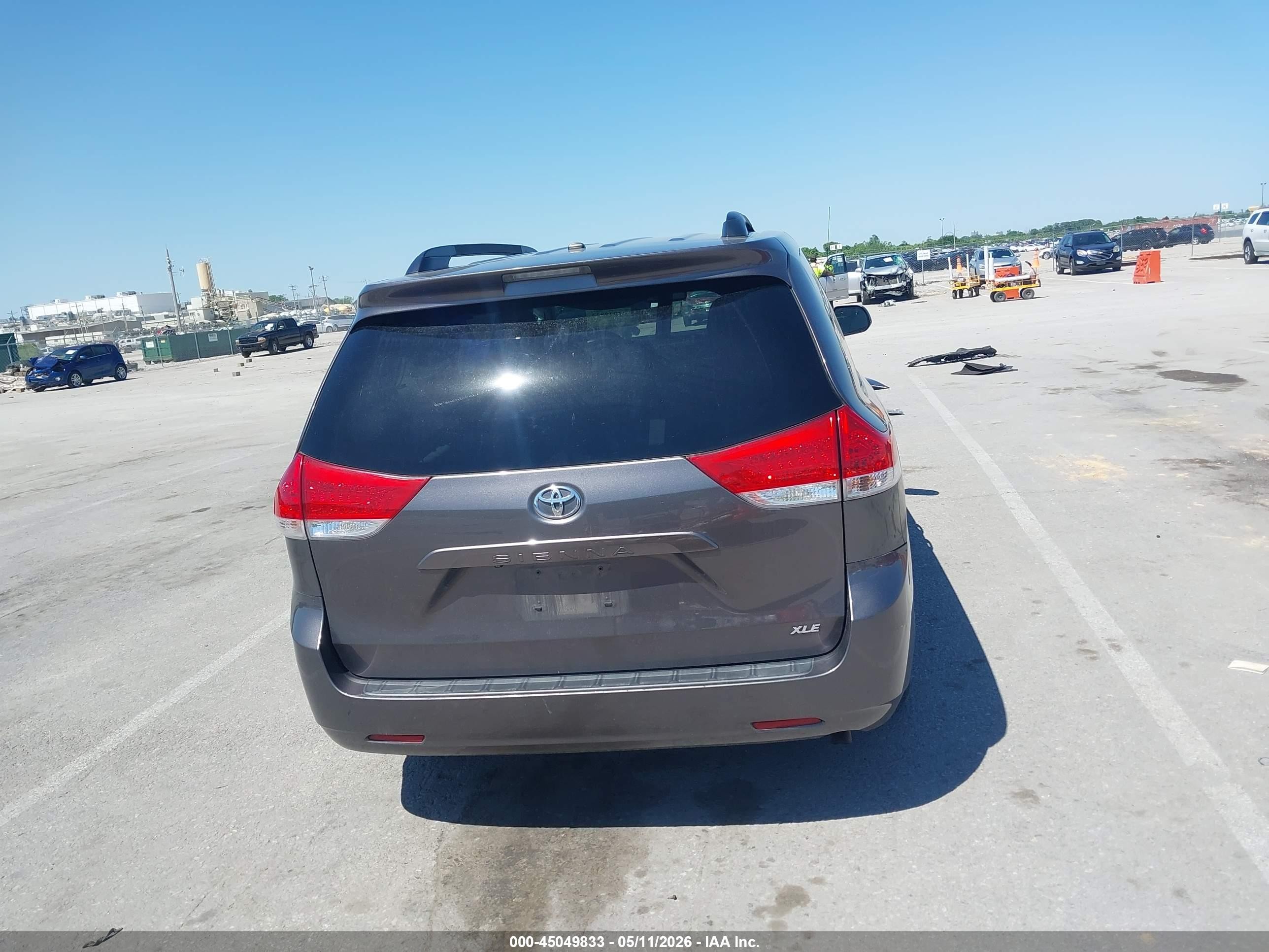 2012 Toyota Sienna Xle V6 8 Passenger Beige vin: 5TDYK3DC8CS218529