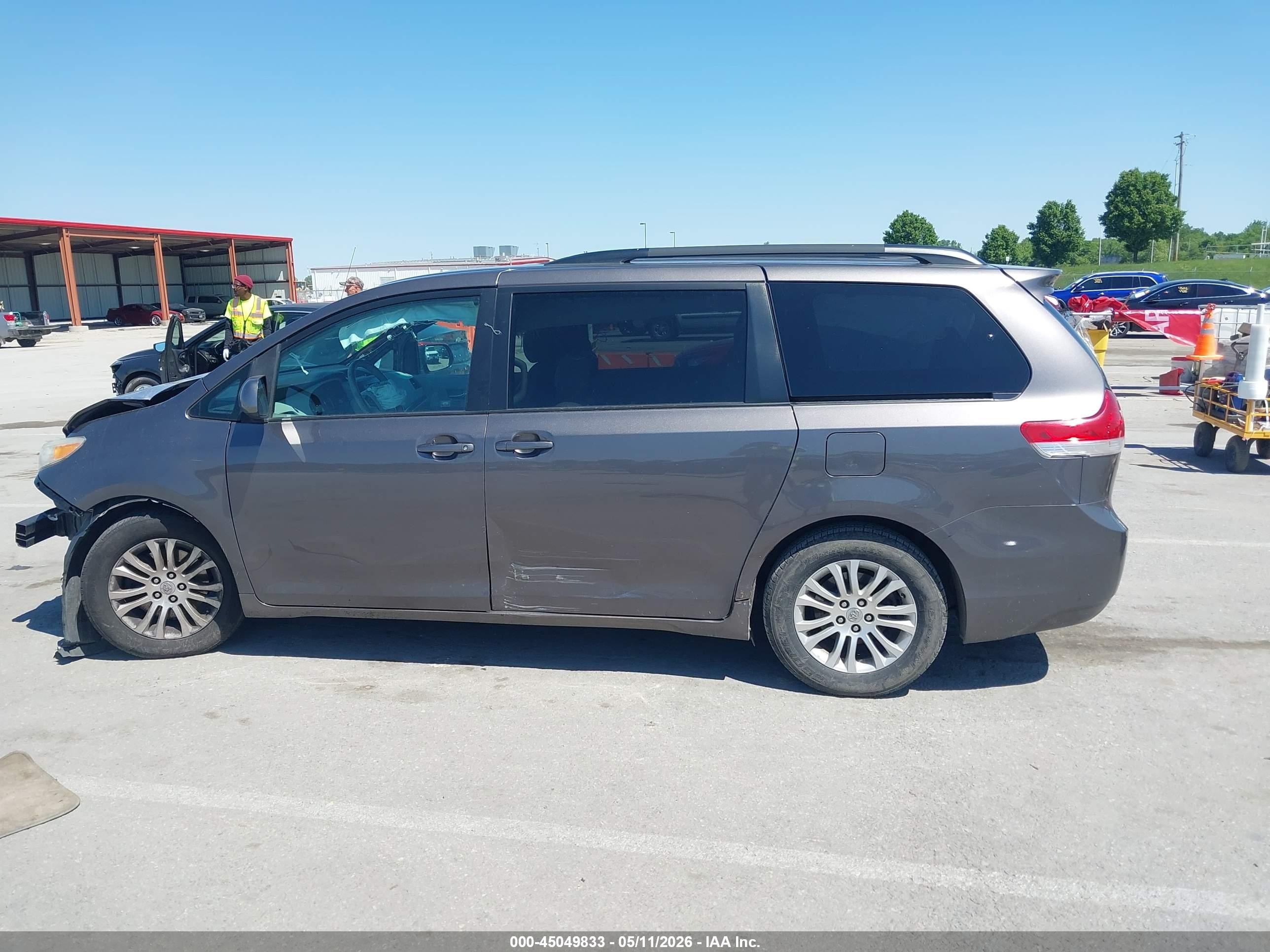 2012 Toyota Sienna Xle V6 8 Passenger Beige vin: 5TDYK3DC8CS218529