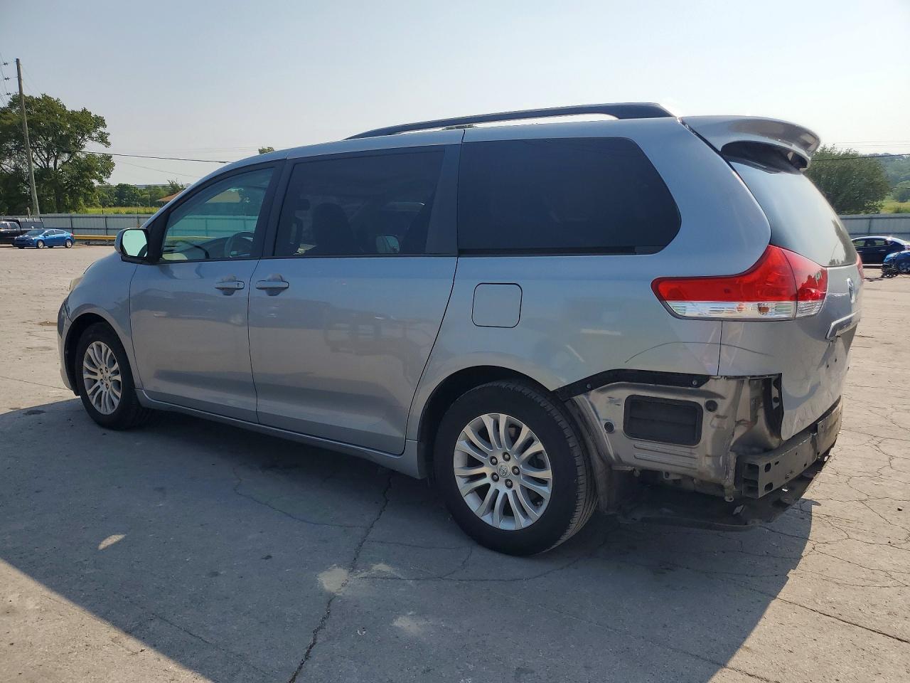 2012 Toyota Sienna Xle 8-passenger Silver vin: 5TDYK3DC8CS222418