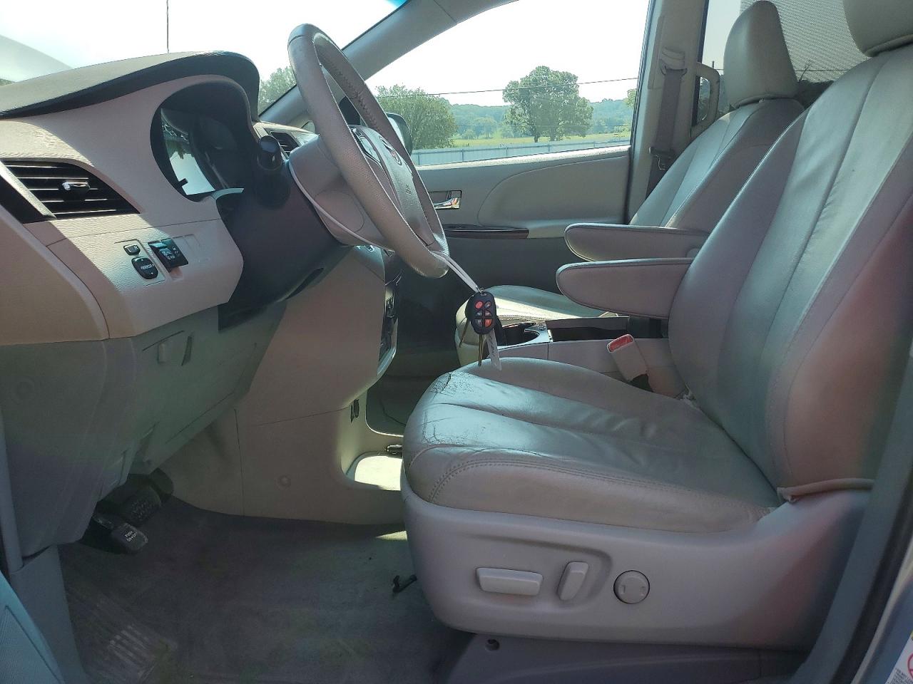 2012 Toyota Sienna Xle 8-passenger Silver vin: 5TDYK3DC8CS222418