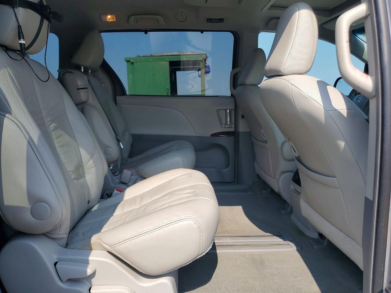 2012 Toyota Sienna Xle 8-passenger Silver vin: 5TDYK3DC8CS222418