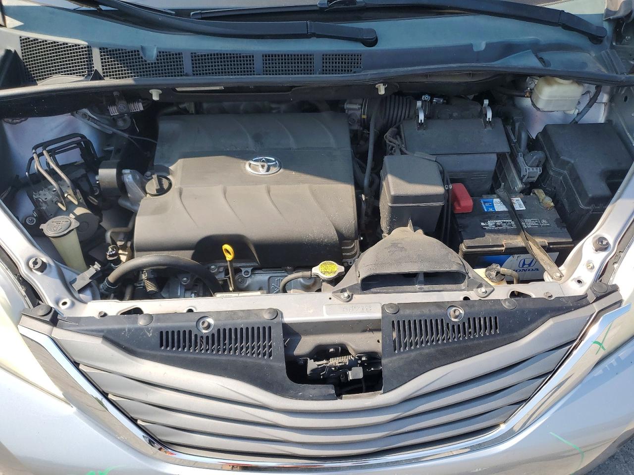 2012 Toyota Sienna Xle 8-passenger Silver vin: 5TDYK3DC8CS222418