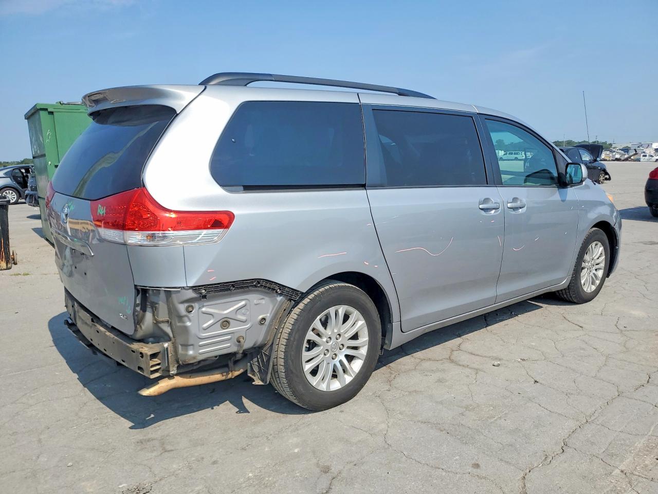 2012 Toyota Sienna Xle 8-passenger Silver vin: 5TDYK3DC8CS222418