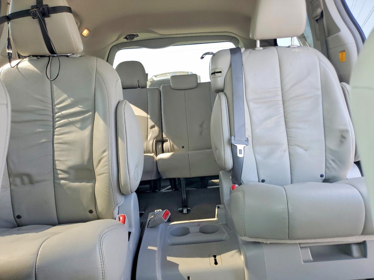 2012 Toyota Sienna Xle 8-passenger Silver vin: 5TDYK3DC8CS222418