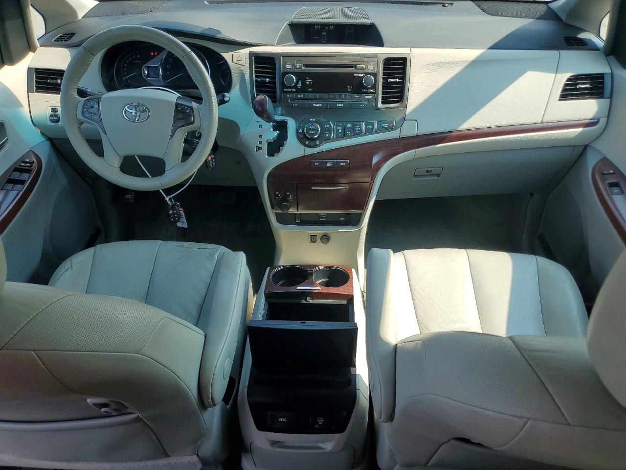 2012 Toyota Sienna Xle 8-passenger Silver vin: 5TDYK3DC8CS222418