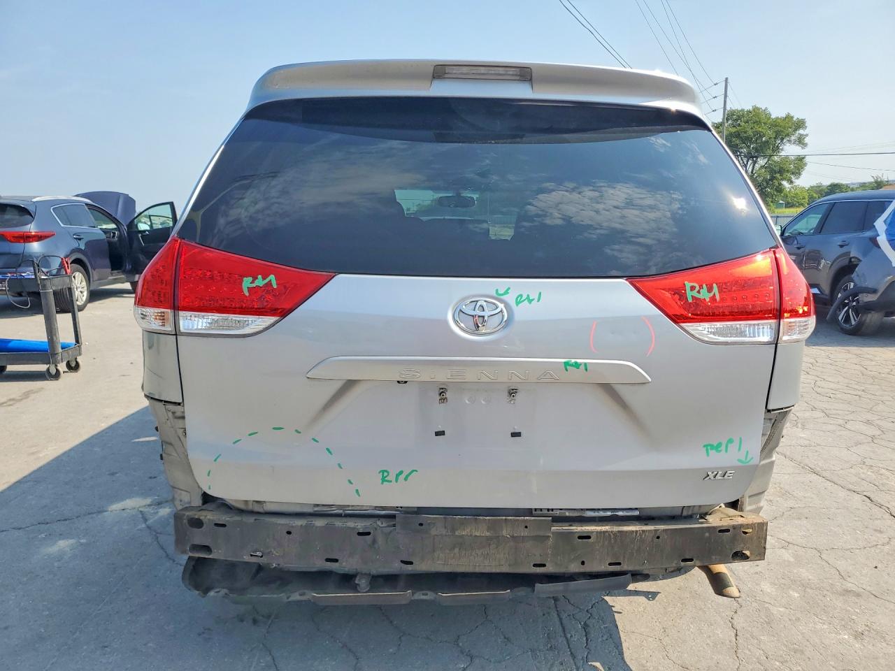 2012 Toyota Sienna Xle 8-passenger Silver vin: 5TDYK3DC8CS222418