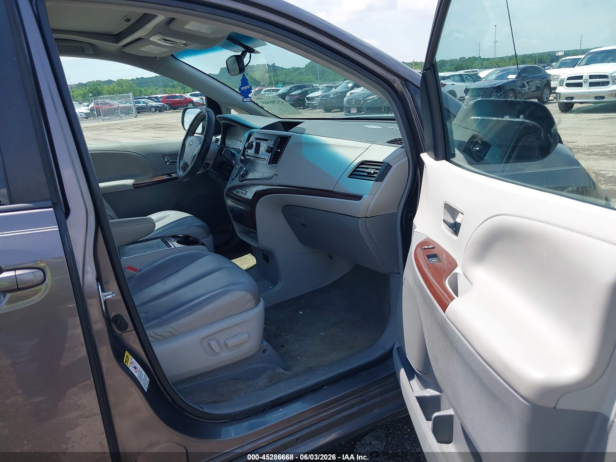 2012 Toyota Sienna Xle V6 8 Passenger Gray vin: 5TDYK3DC8CS230020