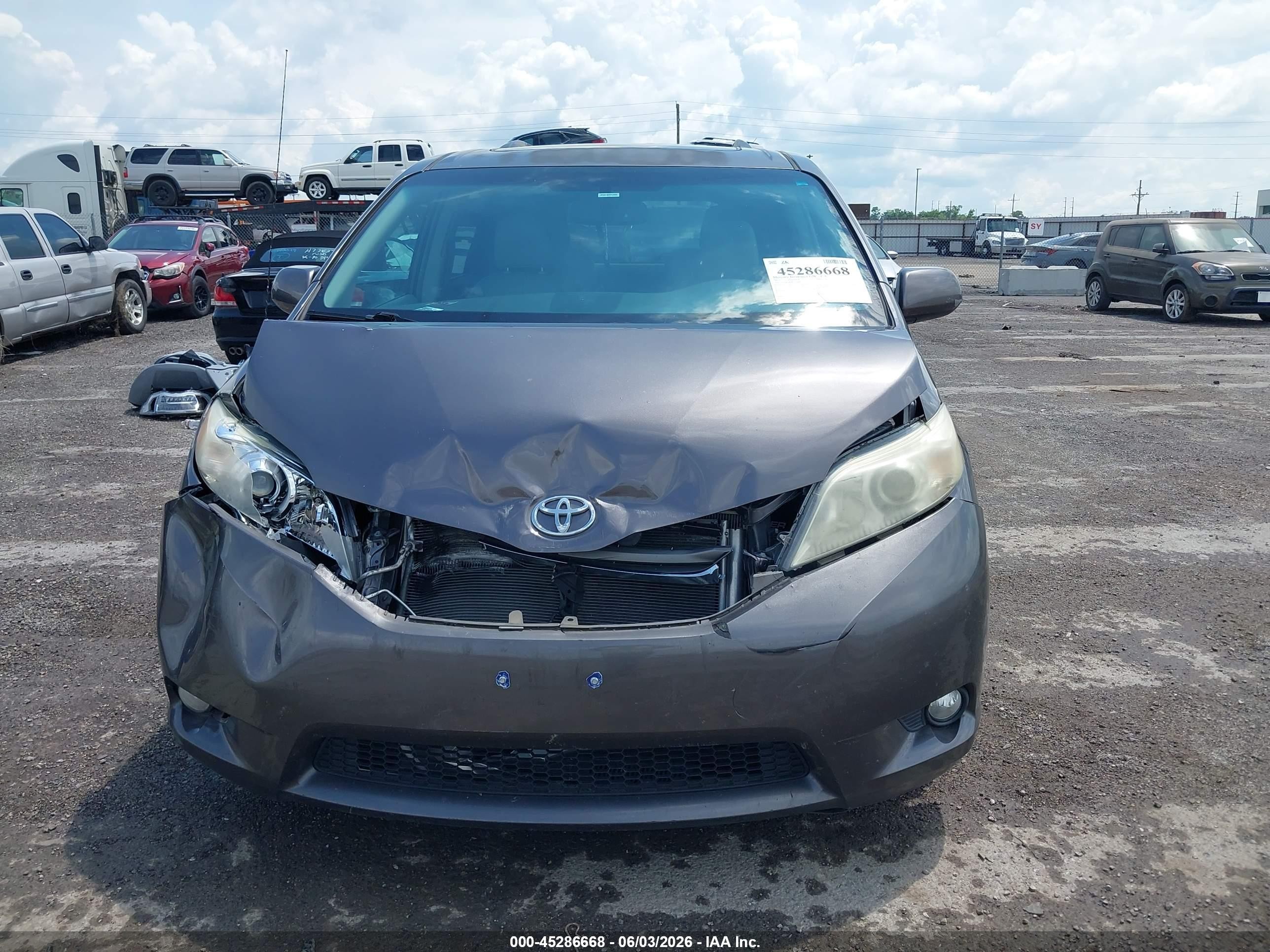 2012 Toyota Sienna Xle V6 8 Passenger Gray vin: 5TDYK3DC8CS230020