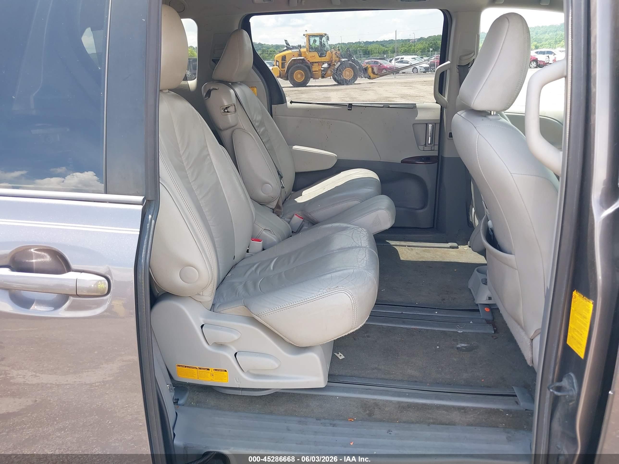 2012 Toyota Sienna Xle V6 8 Passenger Gray vin: 5TDYK3DC8CS230020